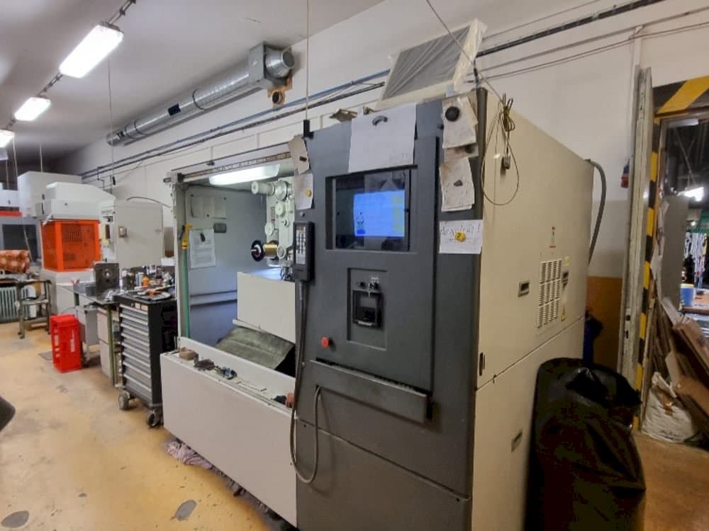 A HITACHI SEIKI 254Y  gép elölnézete