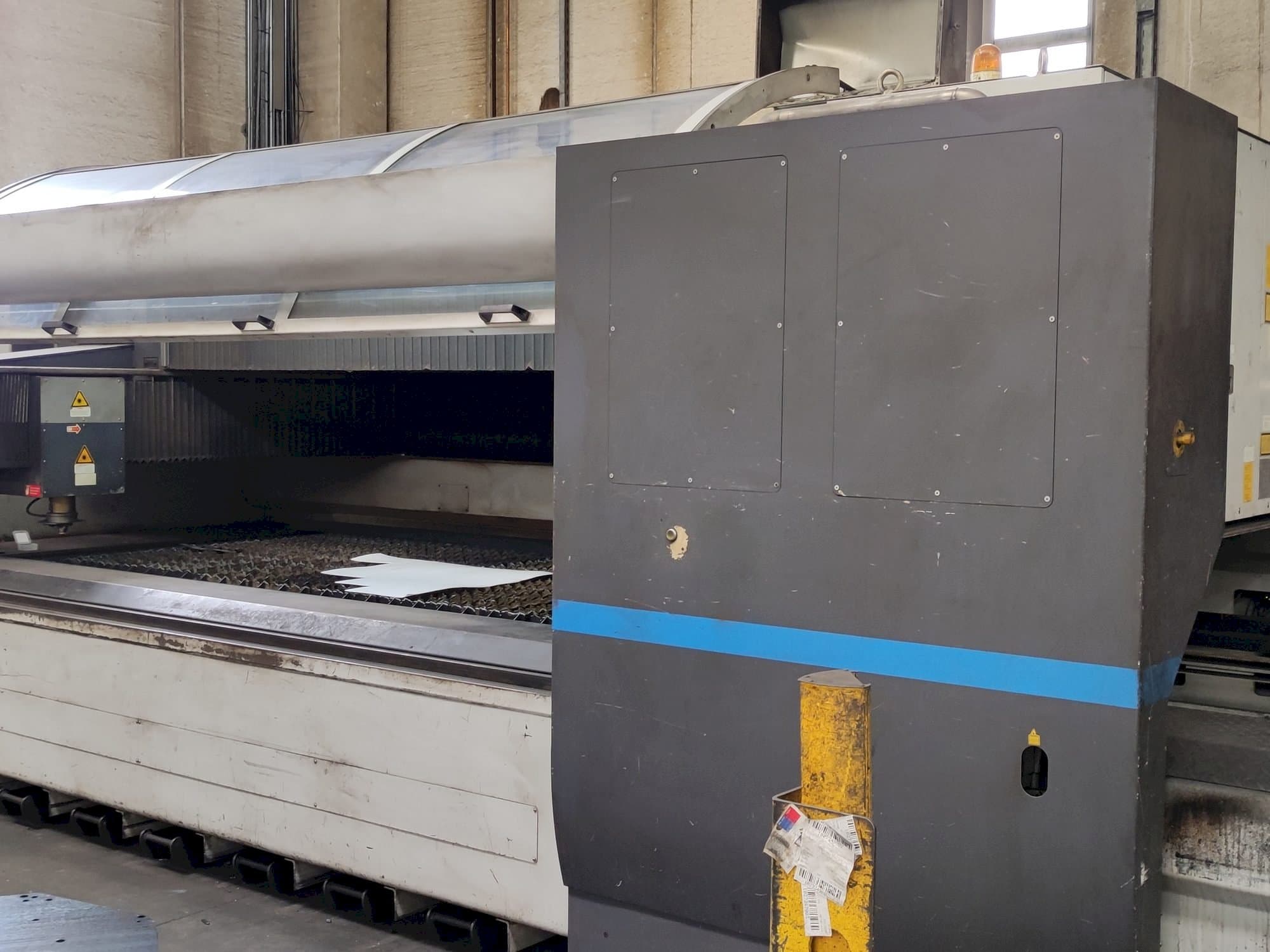 A LVD AXEL 3015 S  gép elölnézete