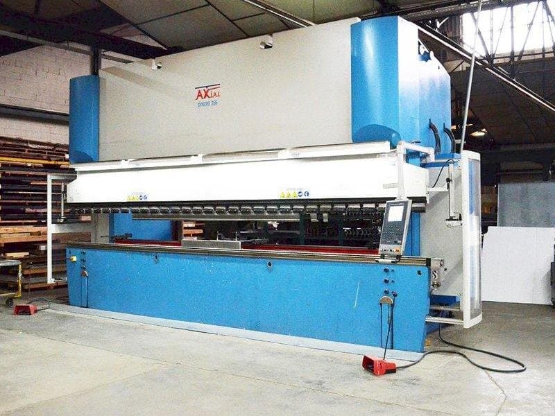 A Axial SYNCRO 356  gép elölnézete