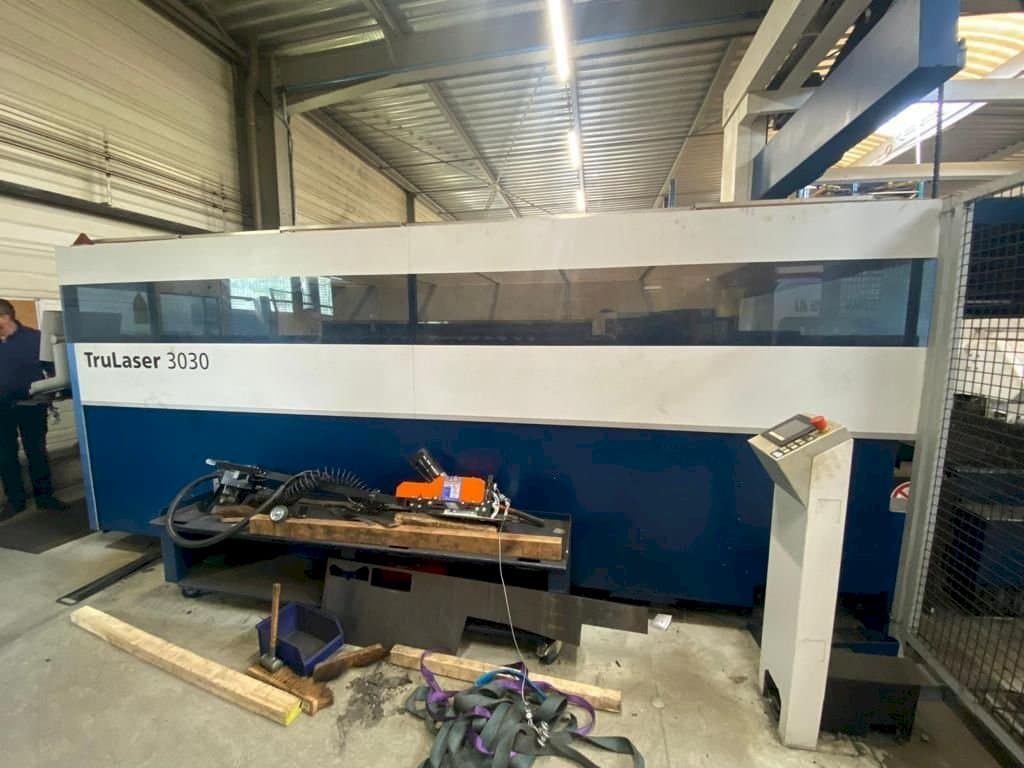 A Trumpf Trulaser 3030 L20  gép elölnézete