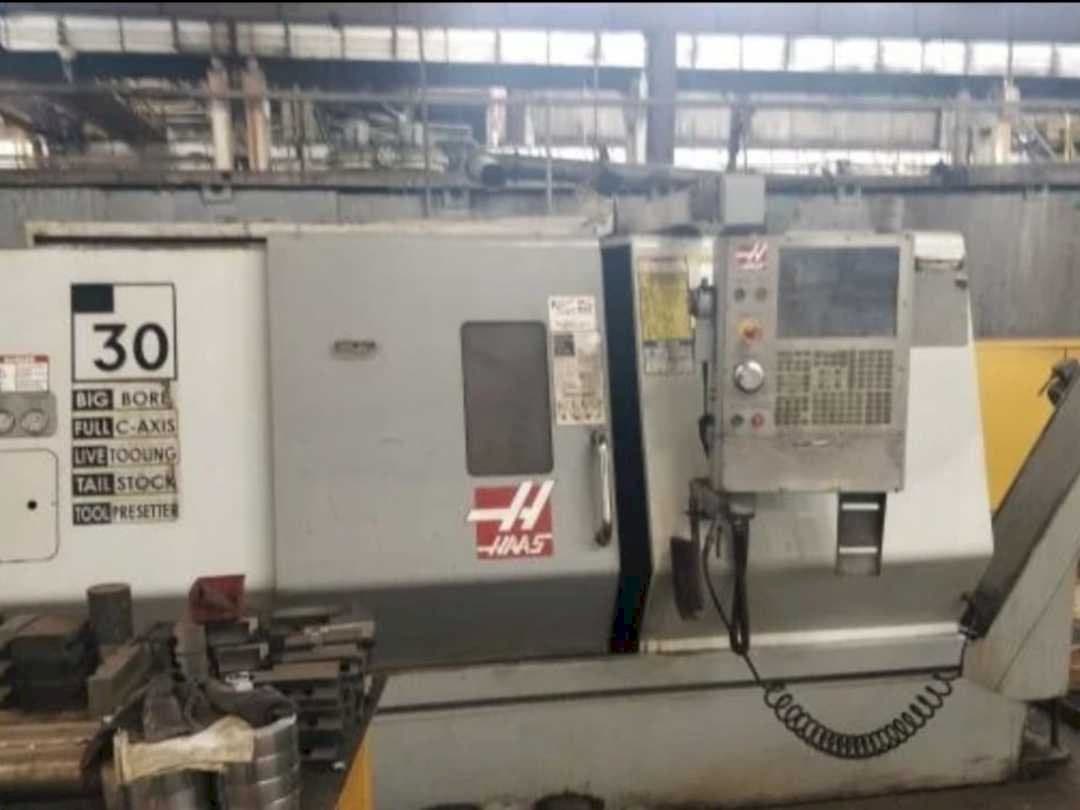 A HAAS SL-30BTHE  gép elölnézete