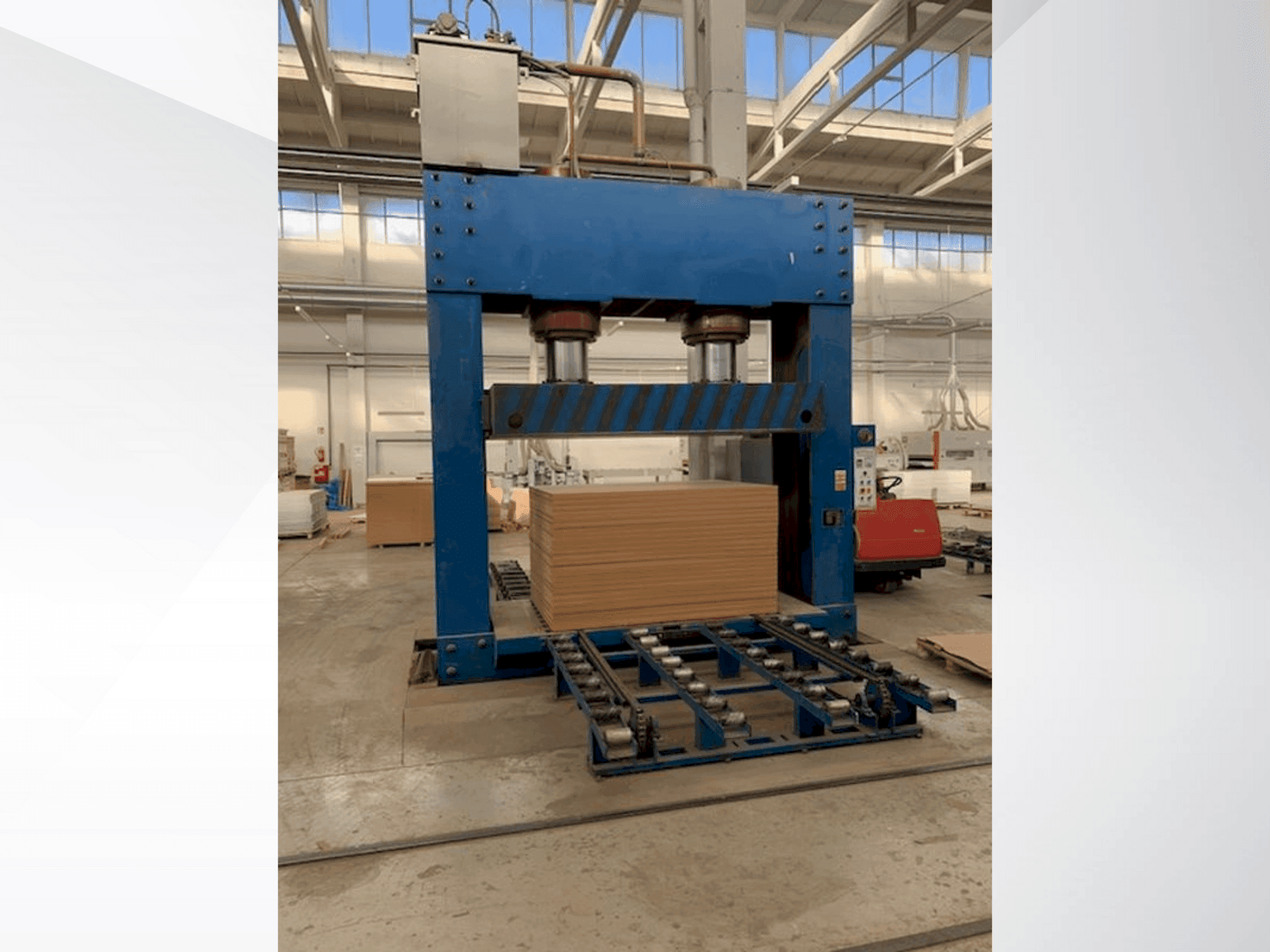 A LINYI JIANZHONG WOOD MACIHNERY JJC-CP  gép elölnézete