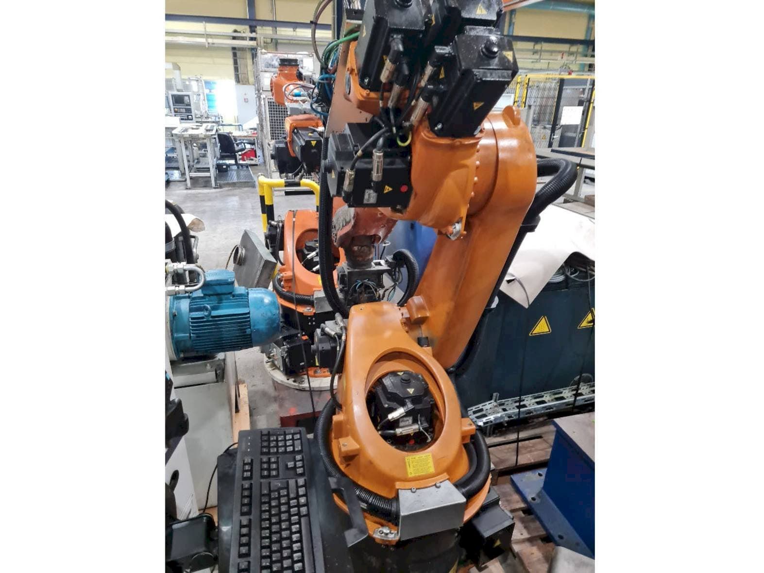 A KUKA KR30-3  gép elölnézete