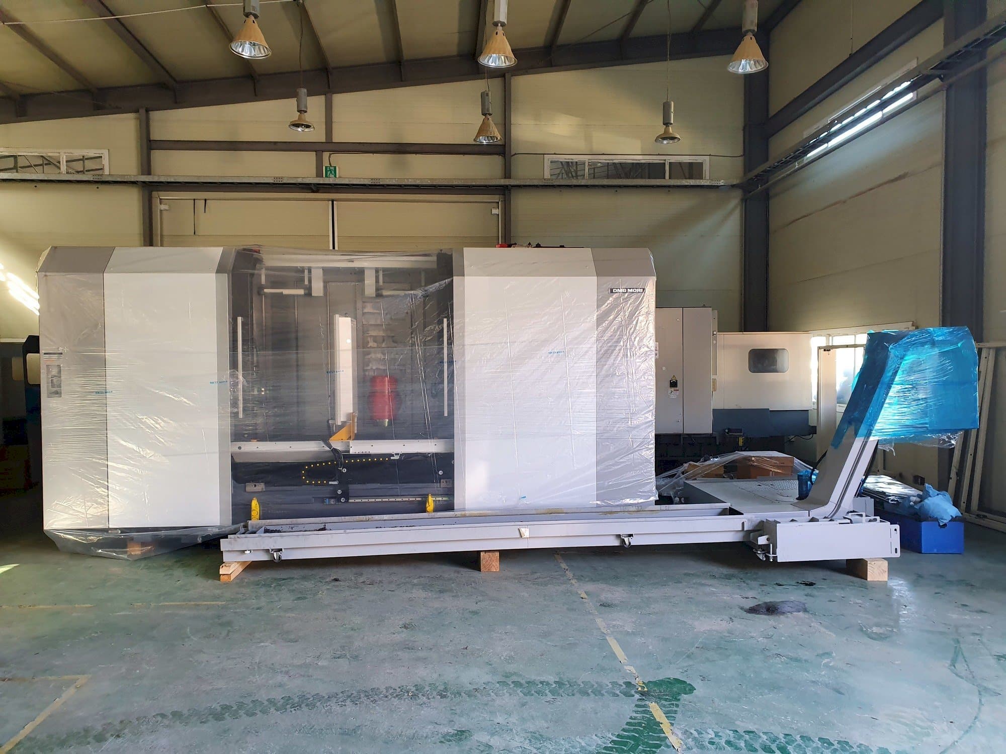 A DMG MORI NT4300DCG/1500  gép elölnézete