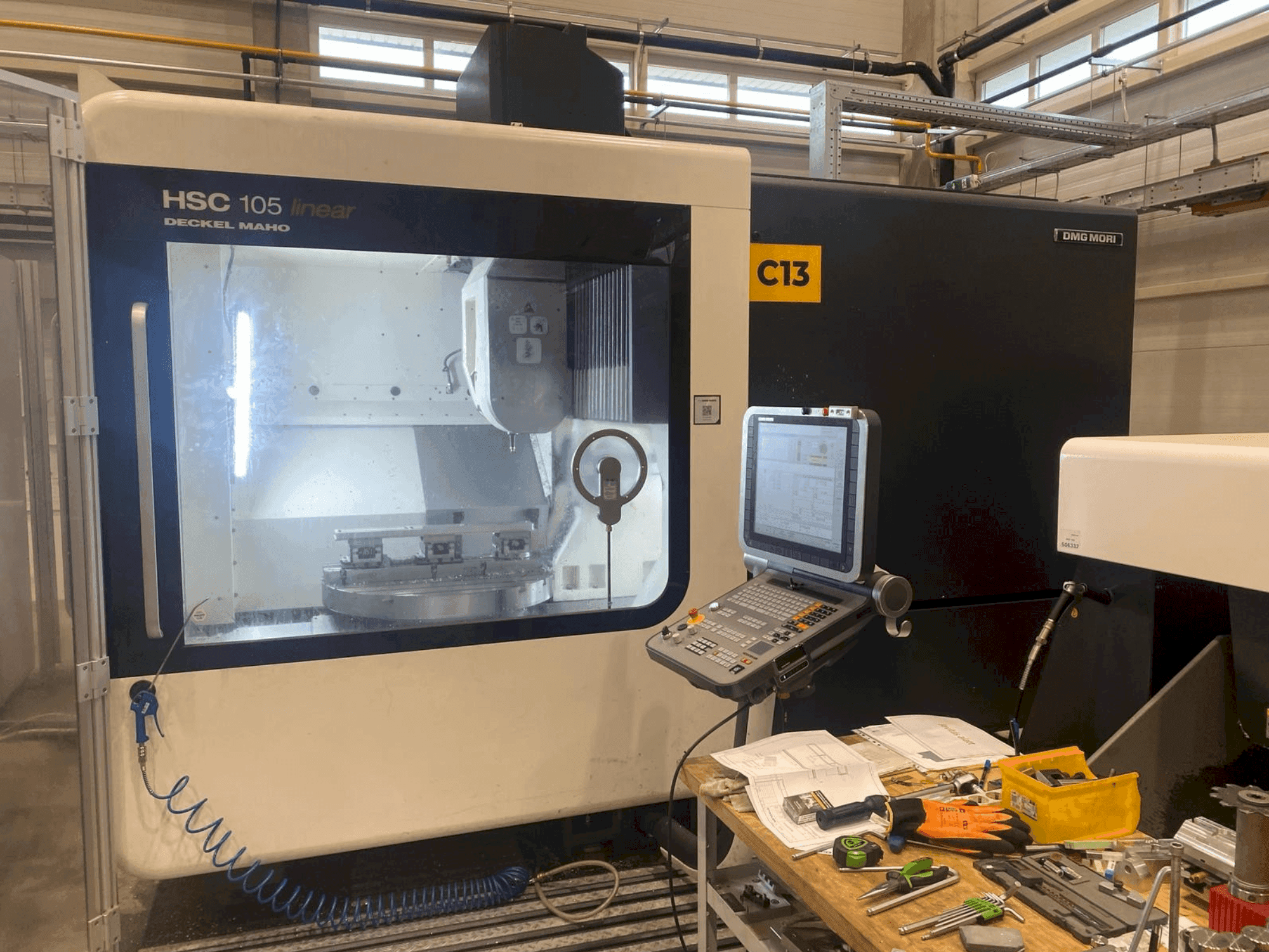 A DMG MORI HSC 105  gép elölnézete