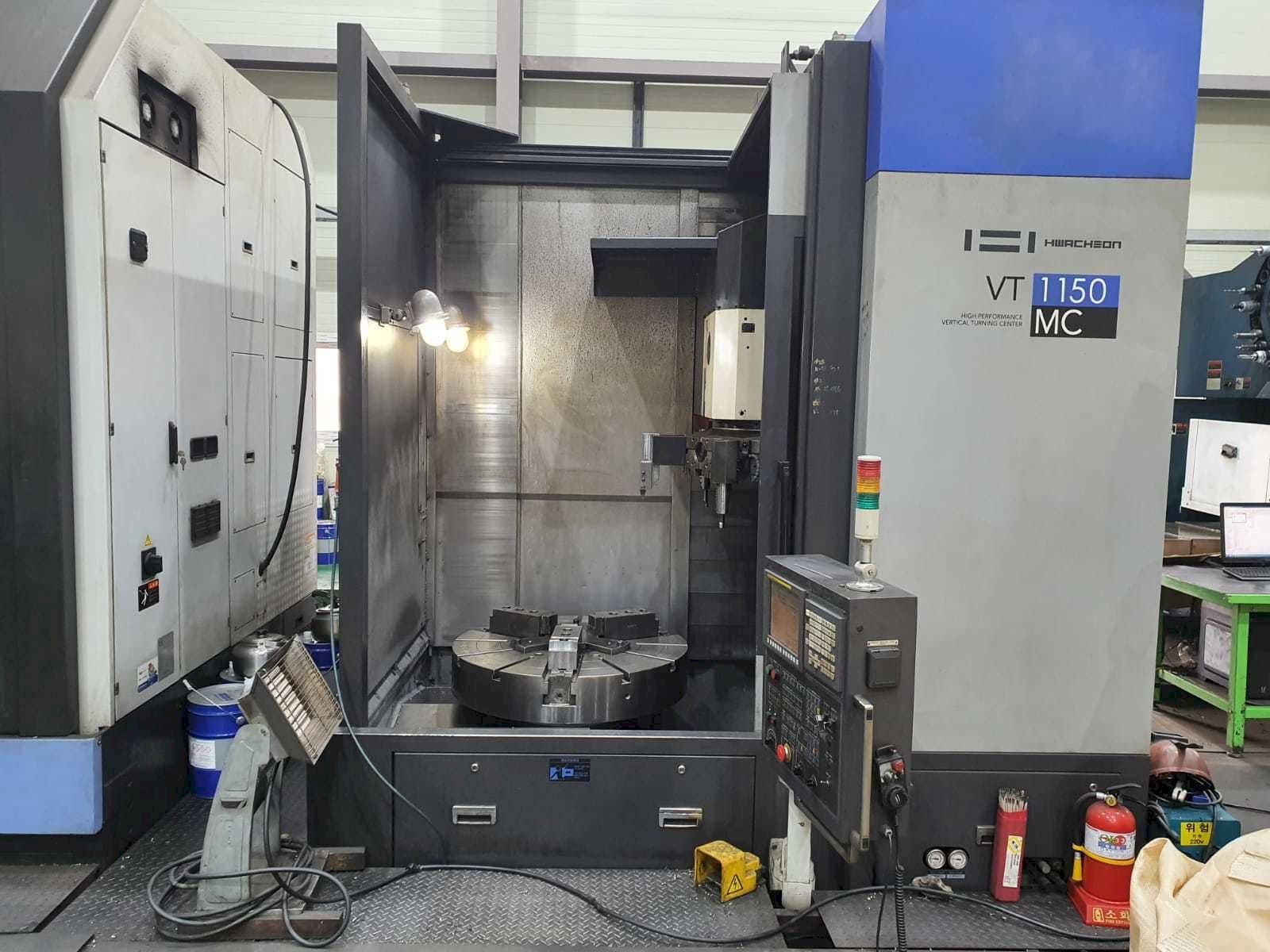 A HWACHEON VT 1150 MC  gép elölnézete