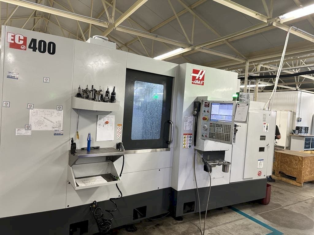 A HAAS EC-400  gép elölnézete