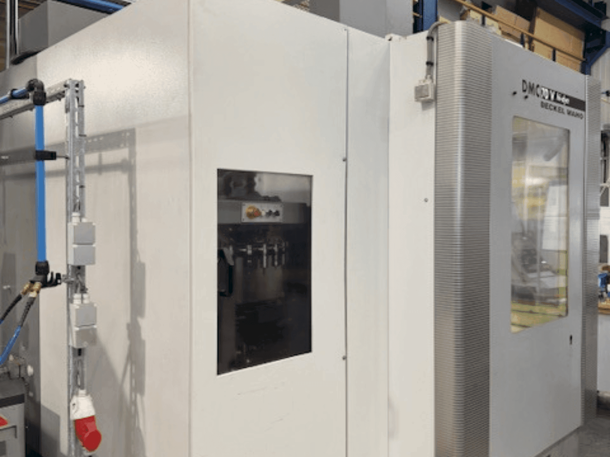 A DECKEL MAHO DMC 70V Hi-Dyn  gép elölnézete