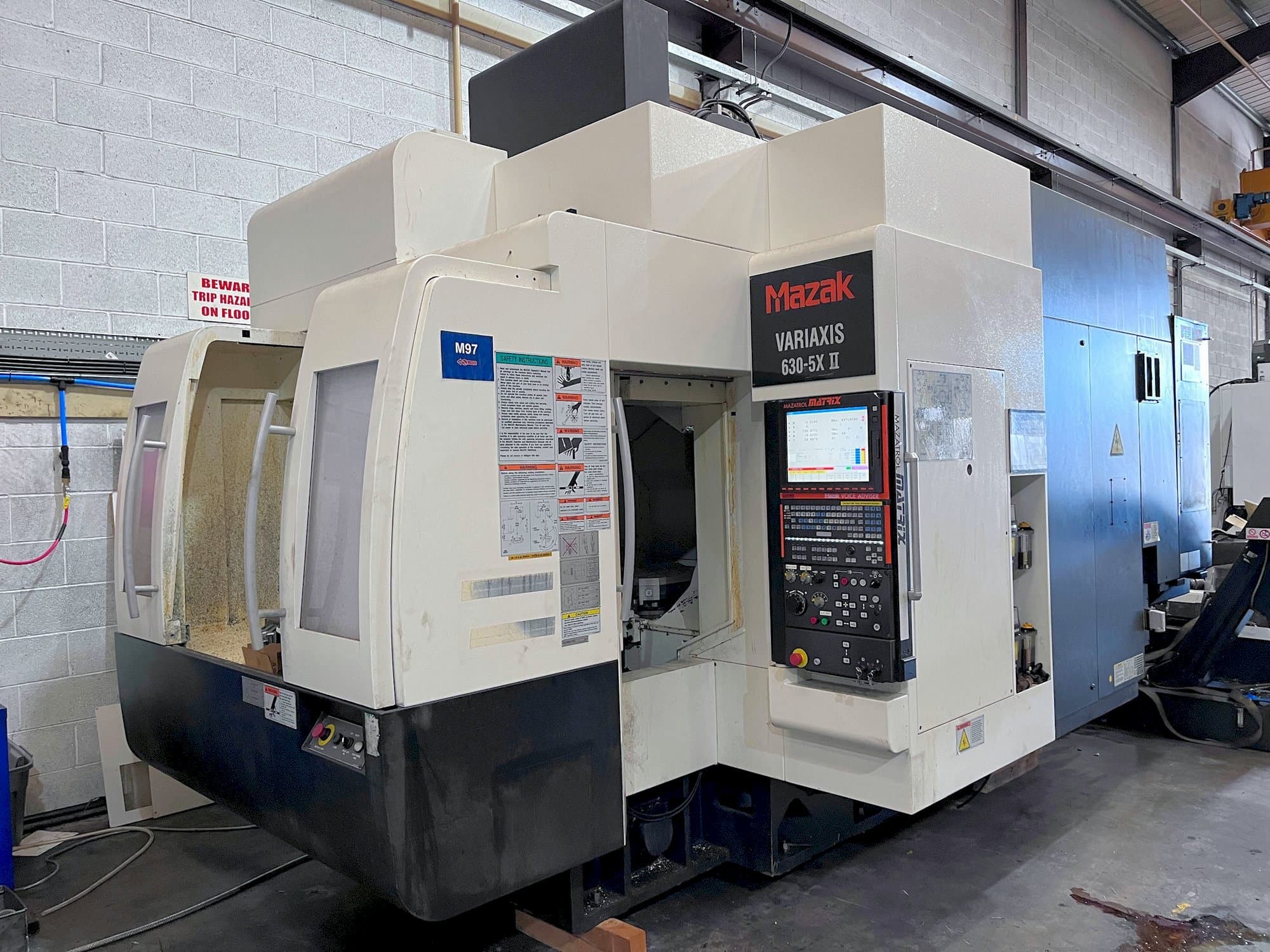 A Mazak 630-5AX II gép elölnézete