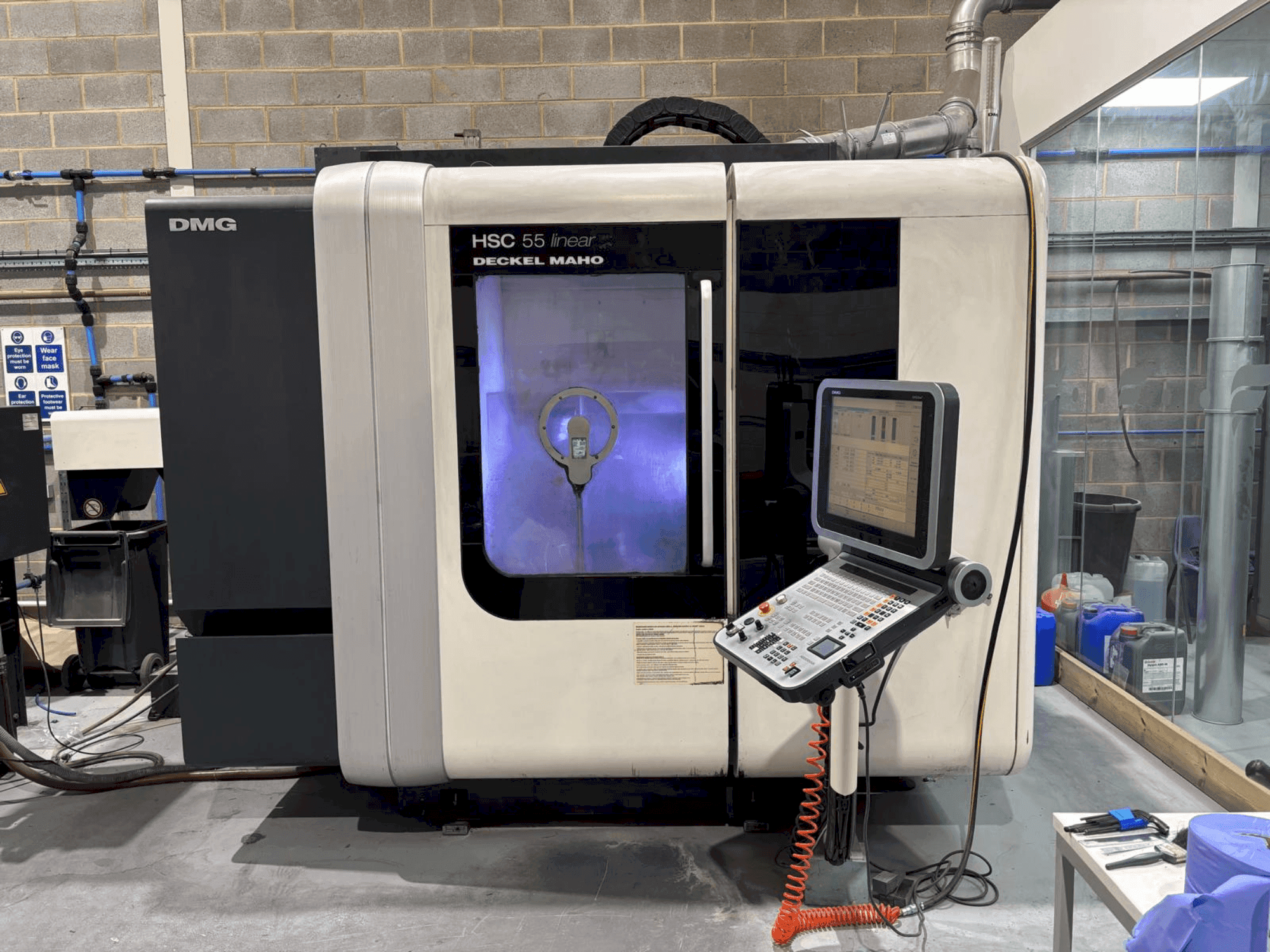 A DMG DECKEL MAHO HSC 55 linear  gép elölnézete
