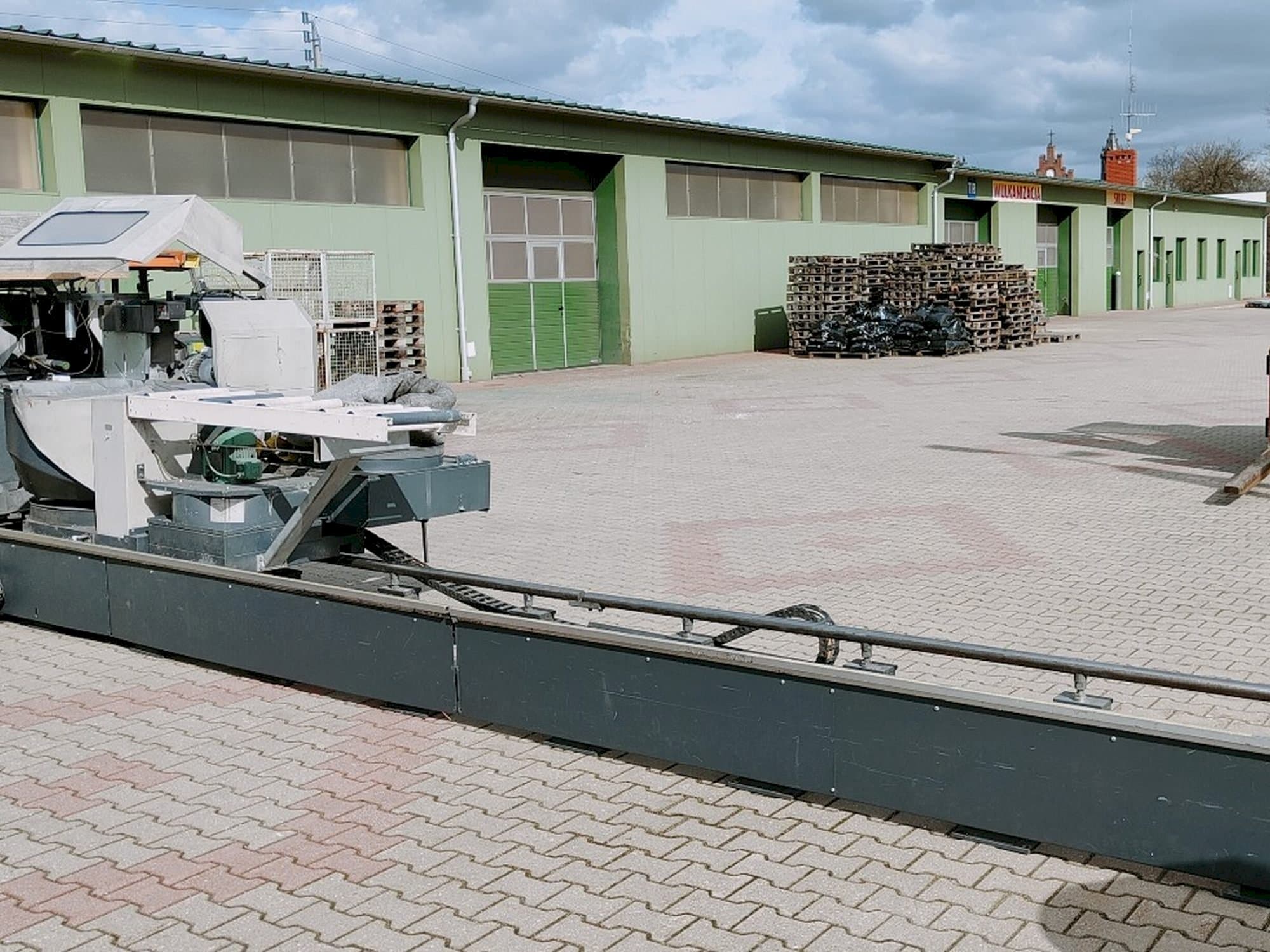 A Elumatec DG 244/2  gép elölnézete