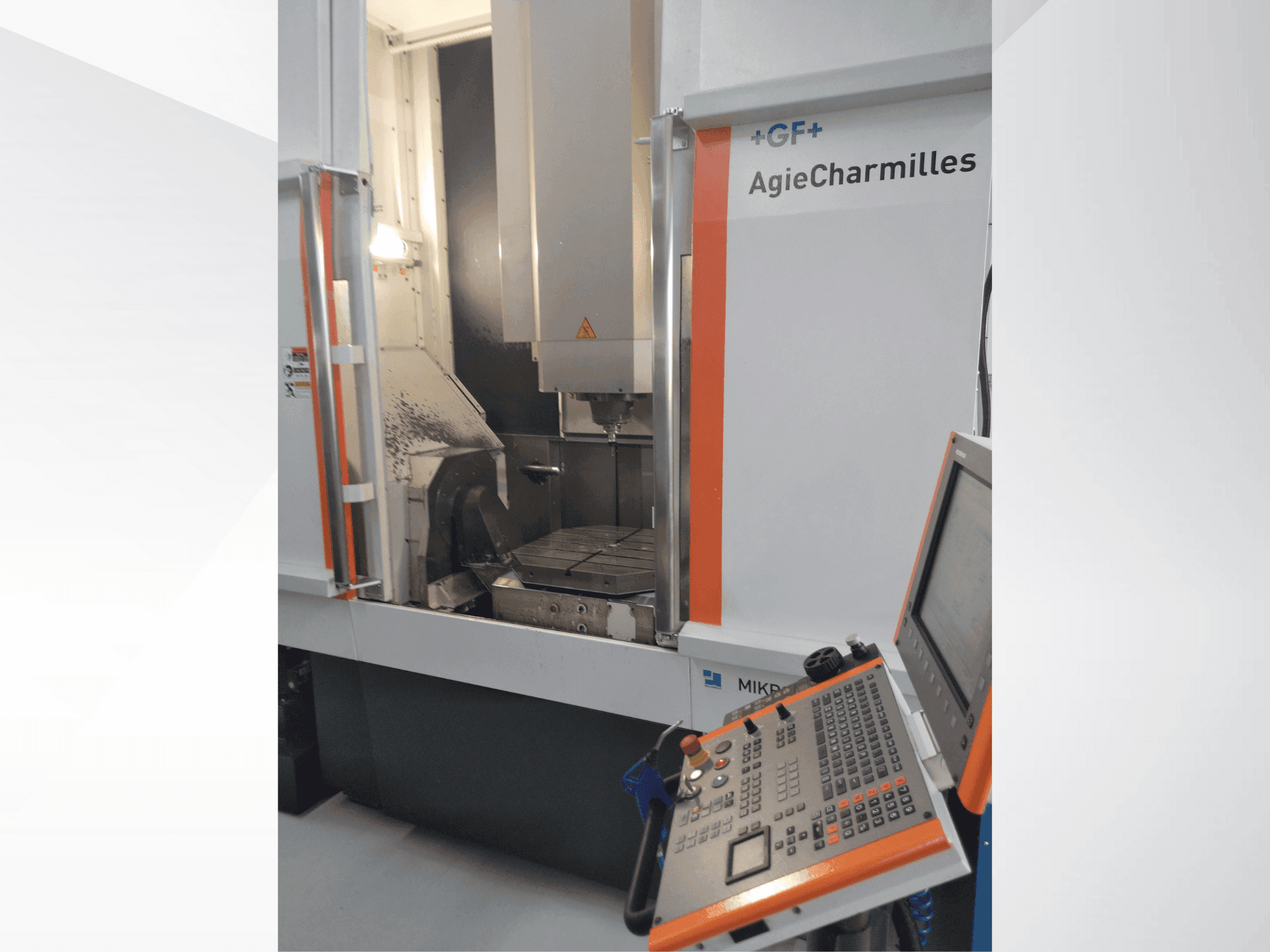 A MIKRON UCP 800 Duro  gép elölnézete