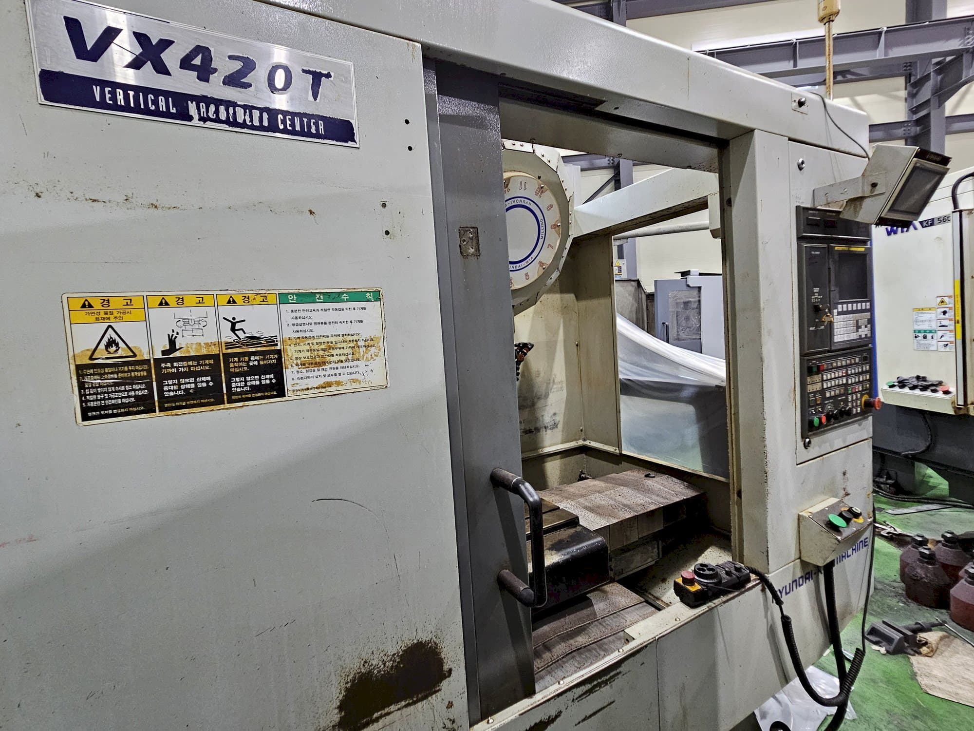 A Hyundai Wia VX420T  gép elölnézete