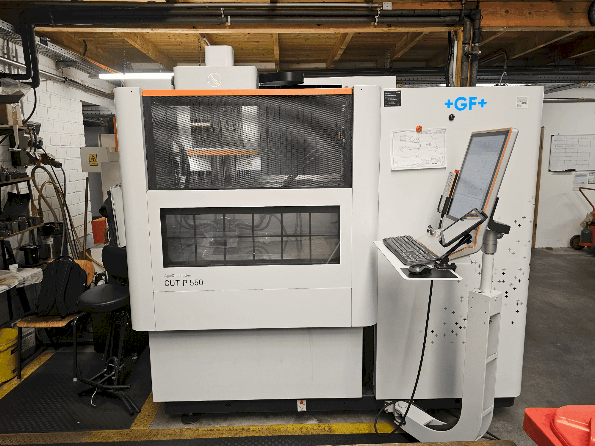 A AgieCharmilles CUT P 550  gép elölnézete