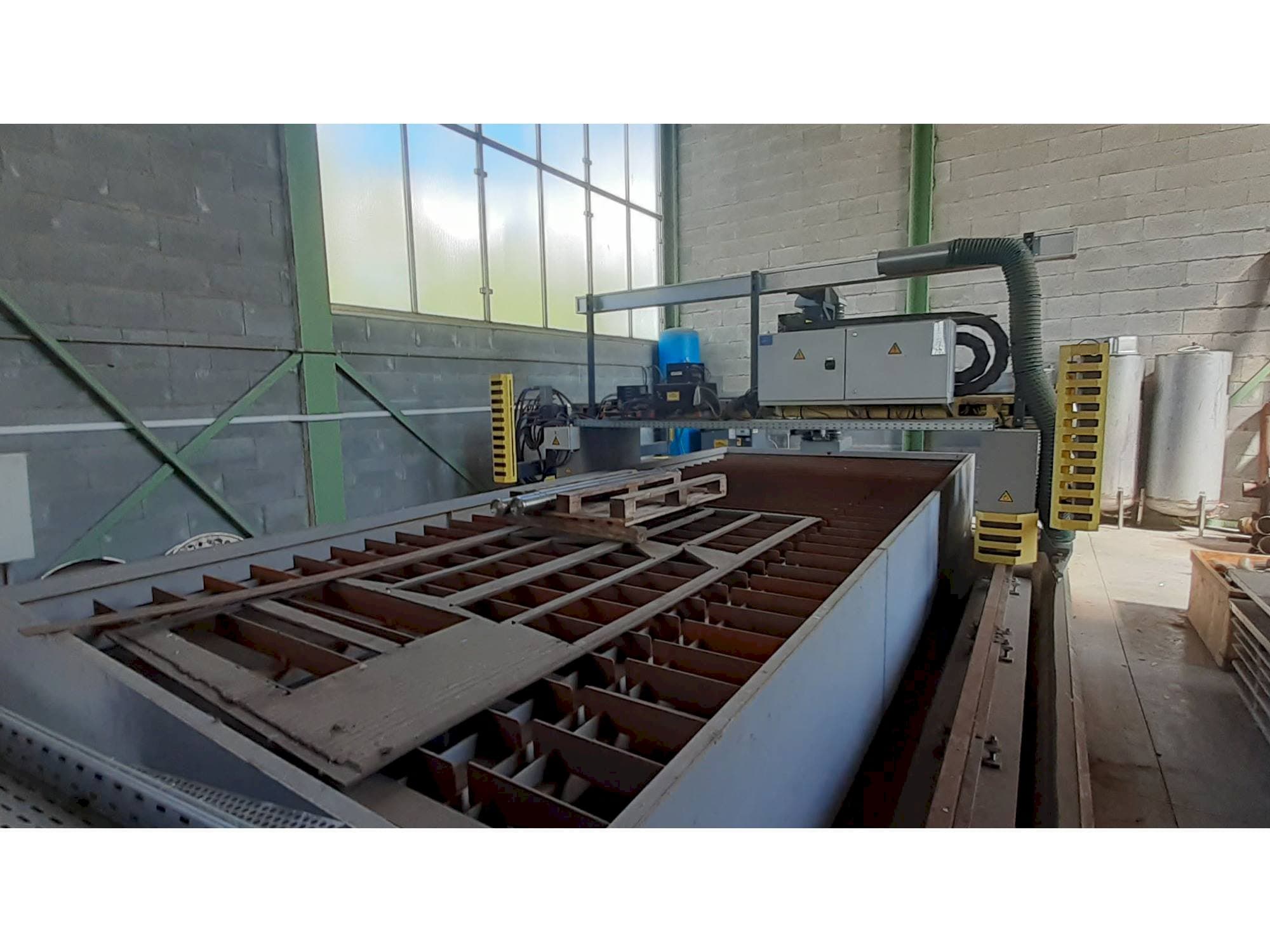 A ESAB Suprarex SXE-HD 3500  gép oldalnézete