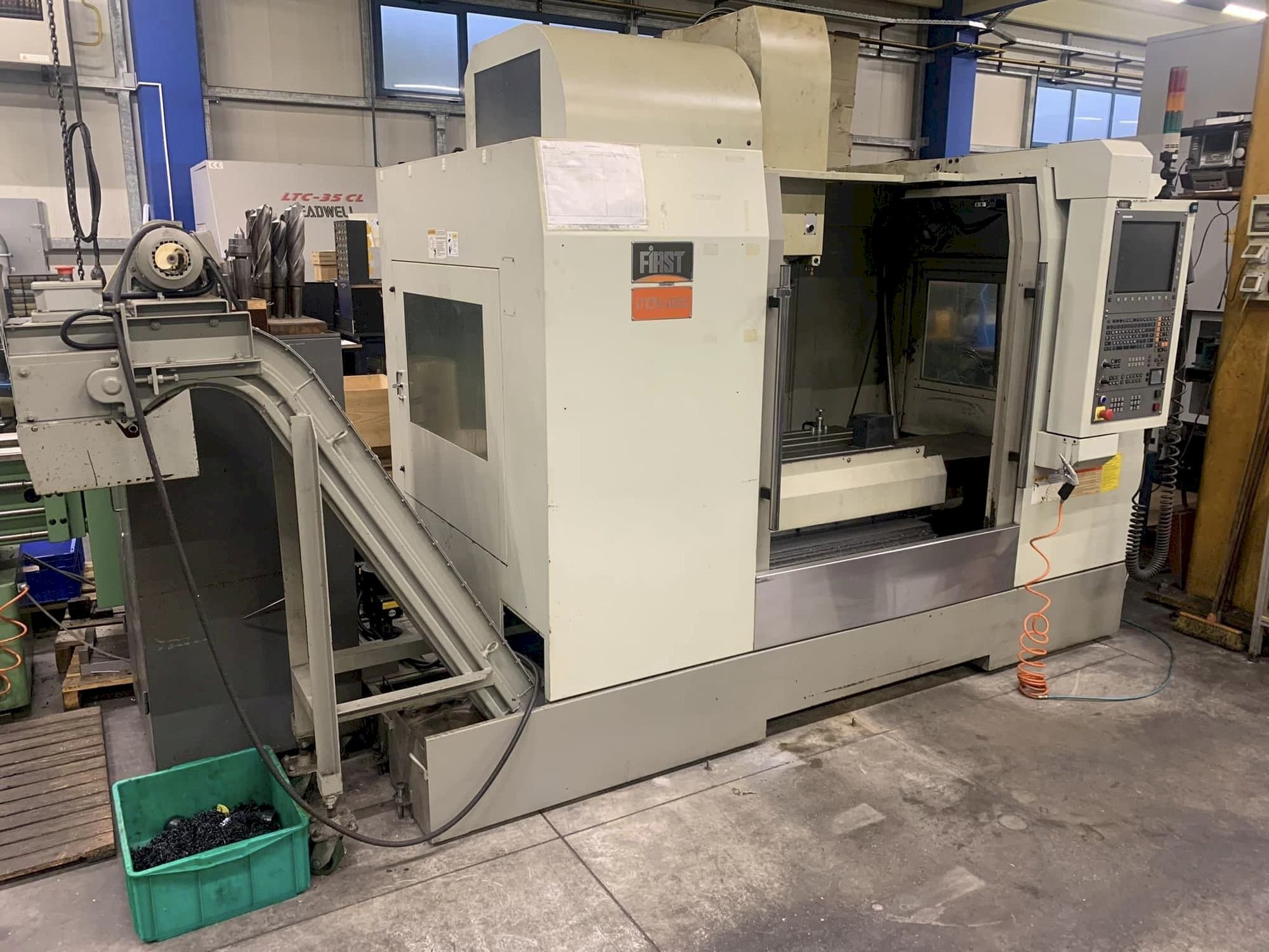 A FIRST MCV 1000  gép elölnézete