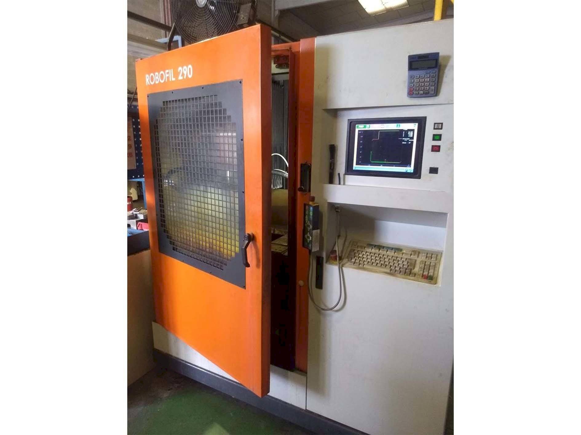 A CHARMILLES Robofil 290P  gép elölnézete