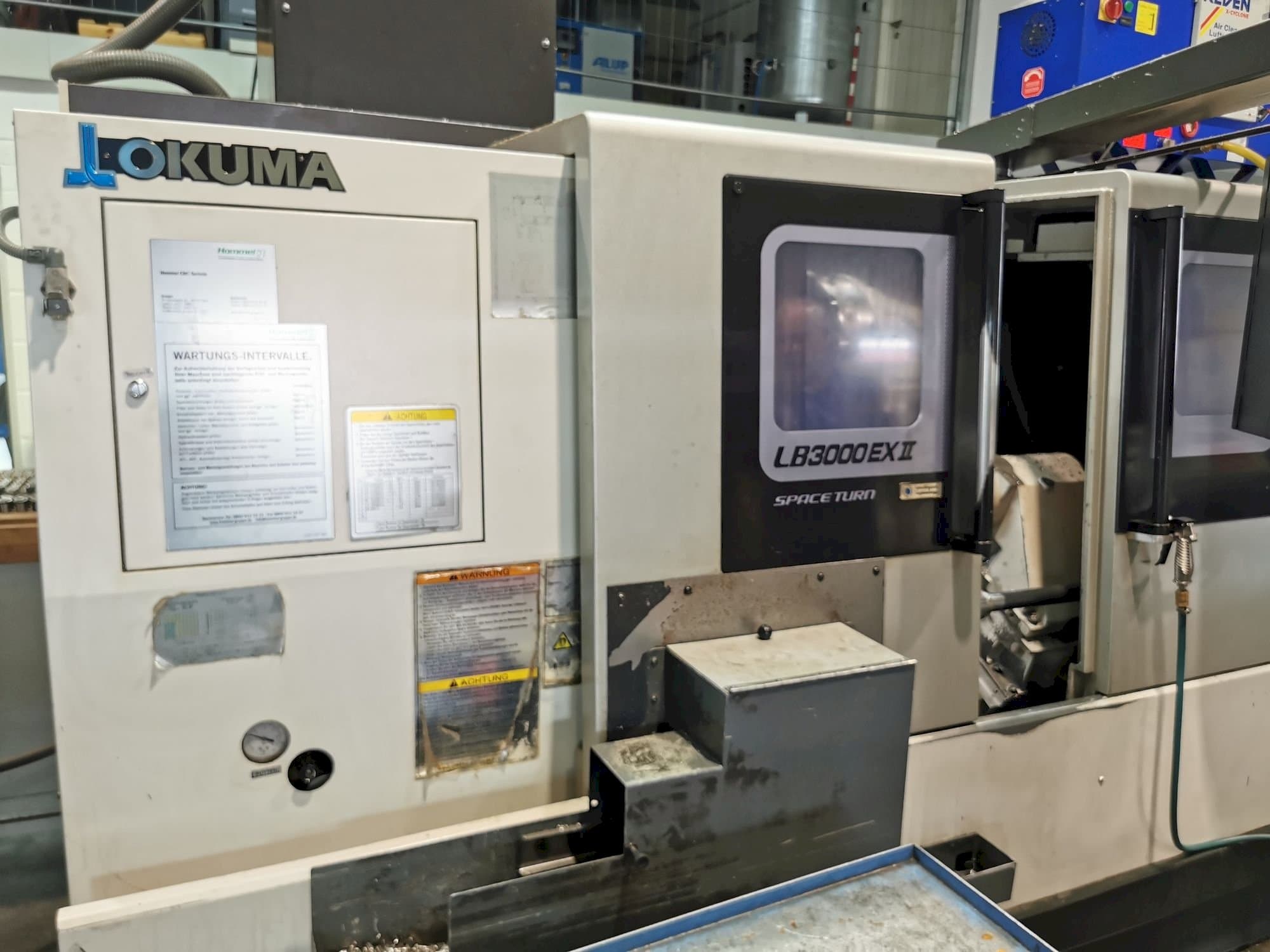 A Okuma LB3000ll EX MC 1000  gép elölnézete