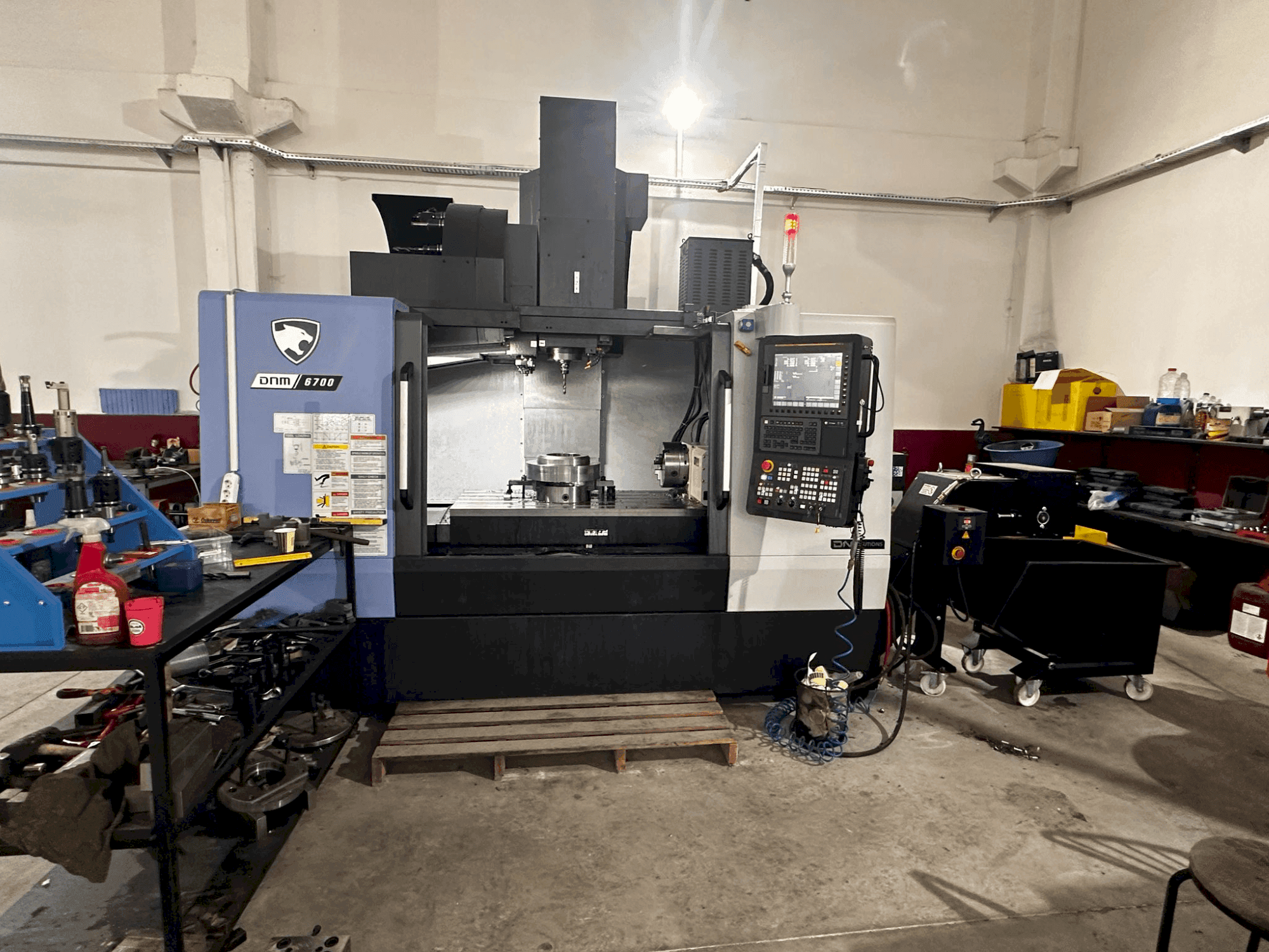 A DN SOLUTIONS Puma DNM 6700  gép elölnézete