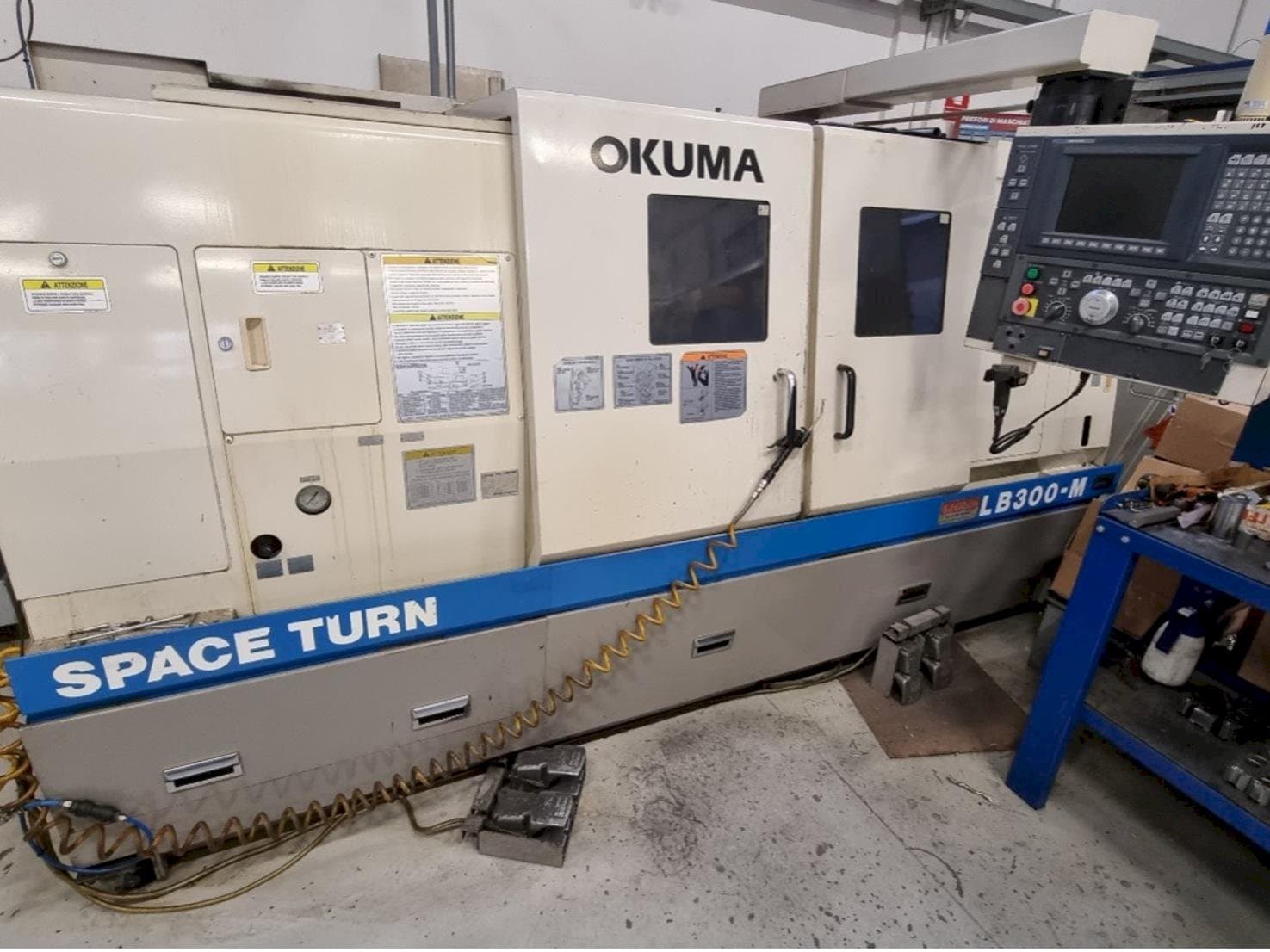 A Okuma LB 300M  gép elölnézete