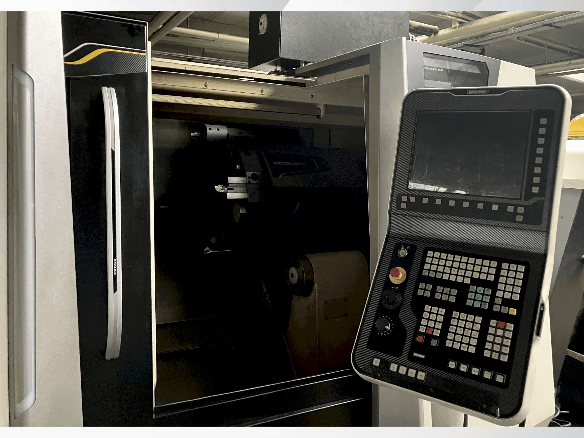 A DMG MORI ecoTurn 450 V1  gép elölnézete