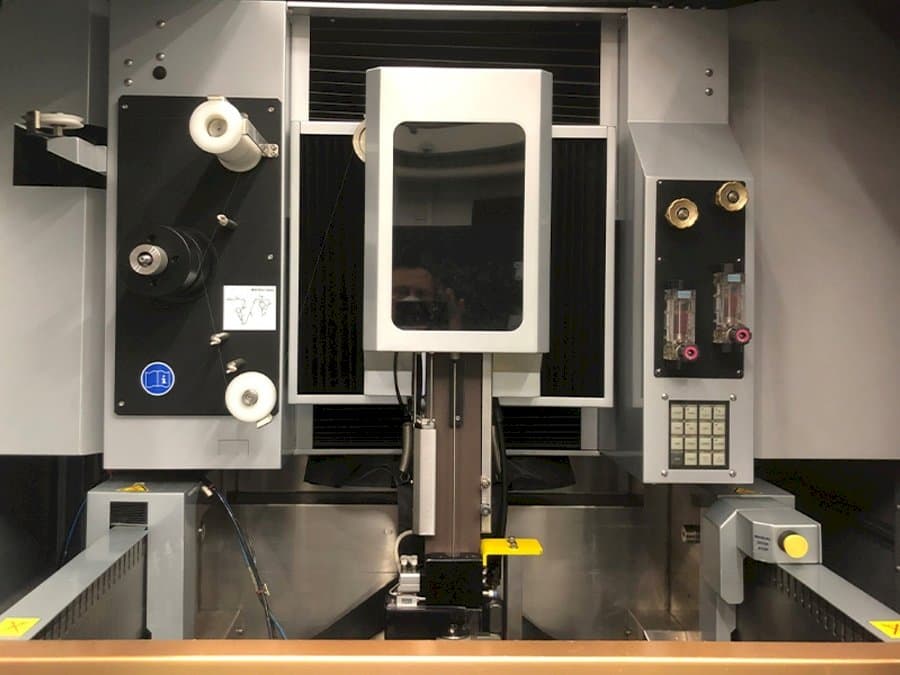 A EROWA Robot Compact 80 gép elölnézete