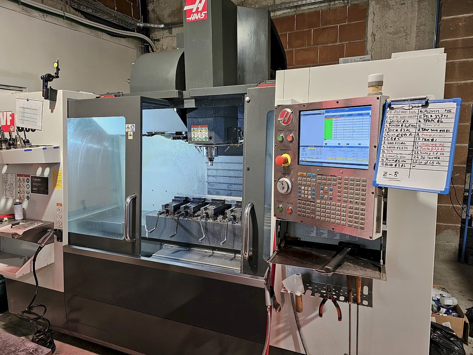 A HAAS VS3SS  gép elölnézete