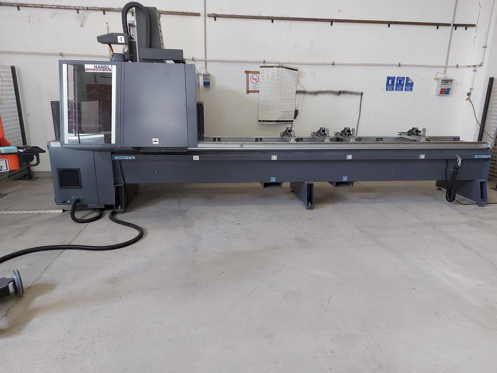 A Tekna TKE943-4  gép elölnézete