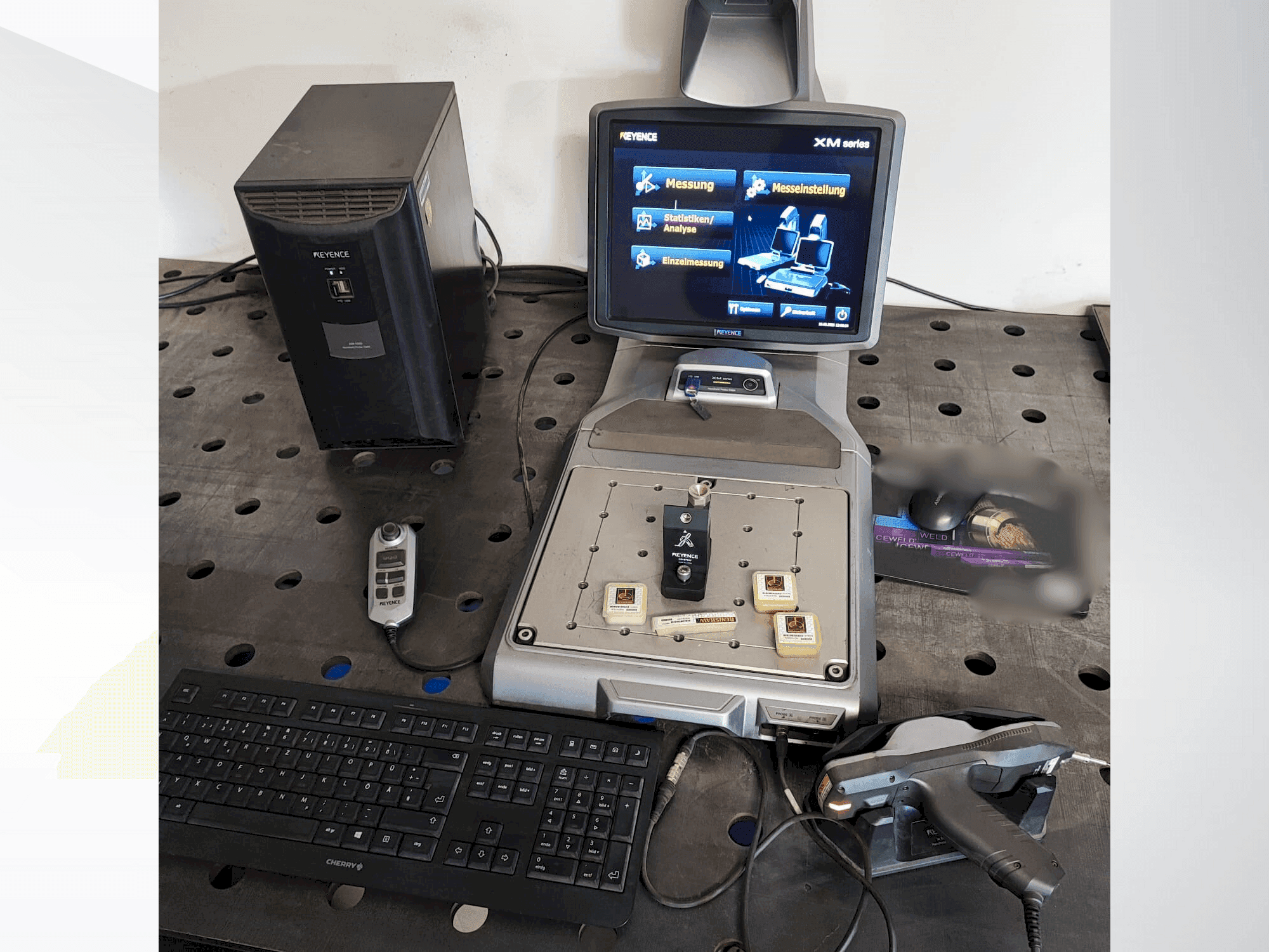 A KEYENCE XM-1000  gép elölnézete