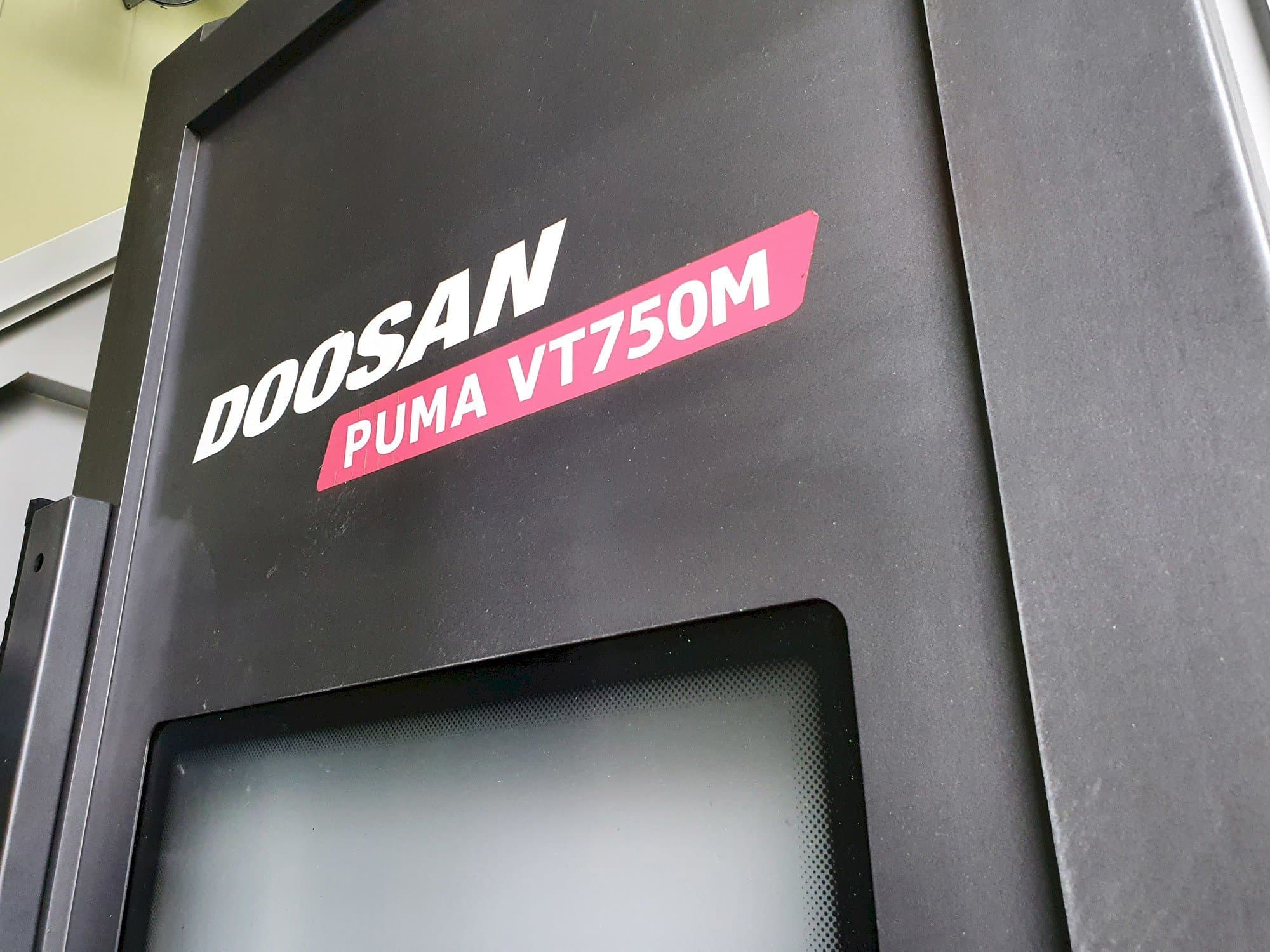 A Doosan PUMA VT750M  gép elölnézete