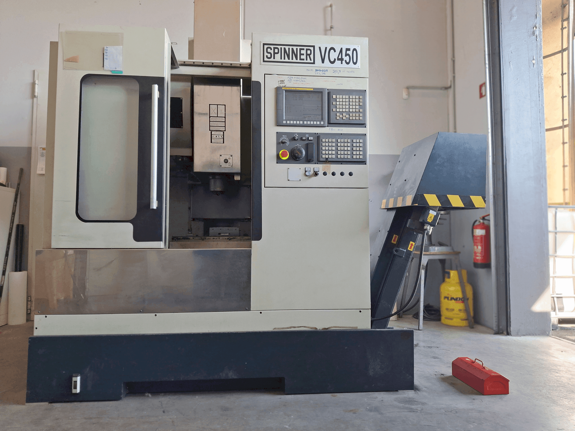 A SPINNER VC 450  gép elölnézete