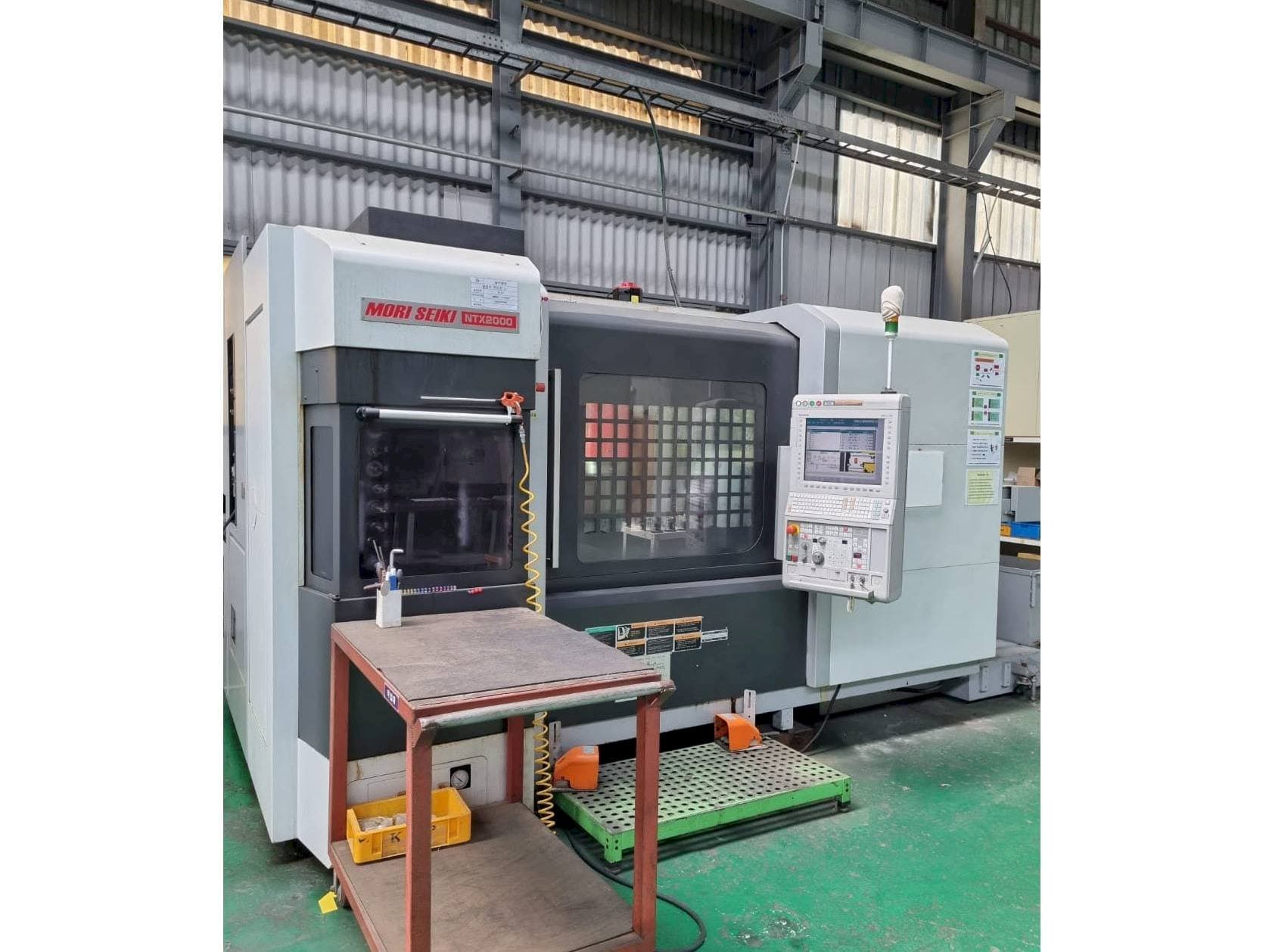 A DMG Mori Seiki NTX2000/1500S  gép elölnézete