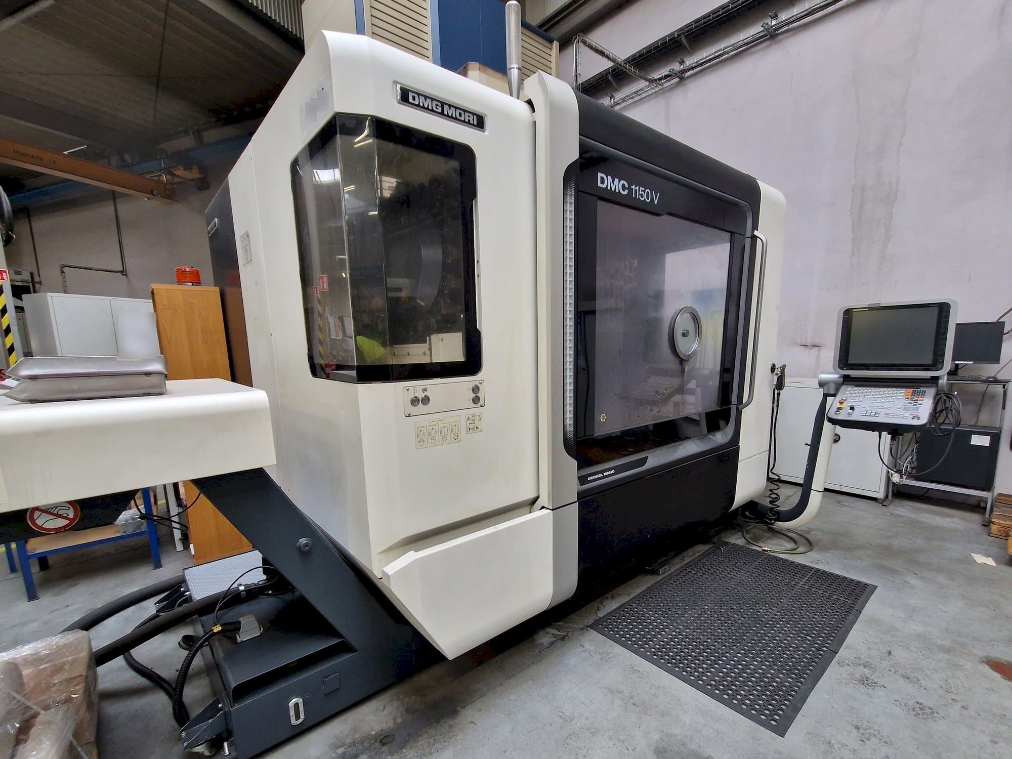 A DMG MORI DMC 1150 V  gép oldalnézete