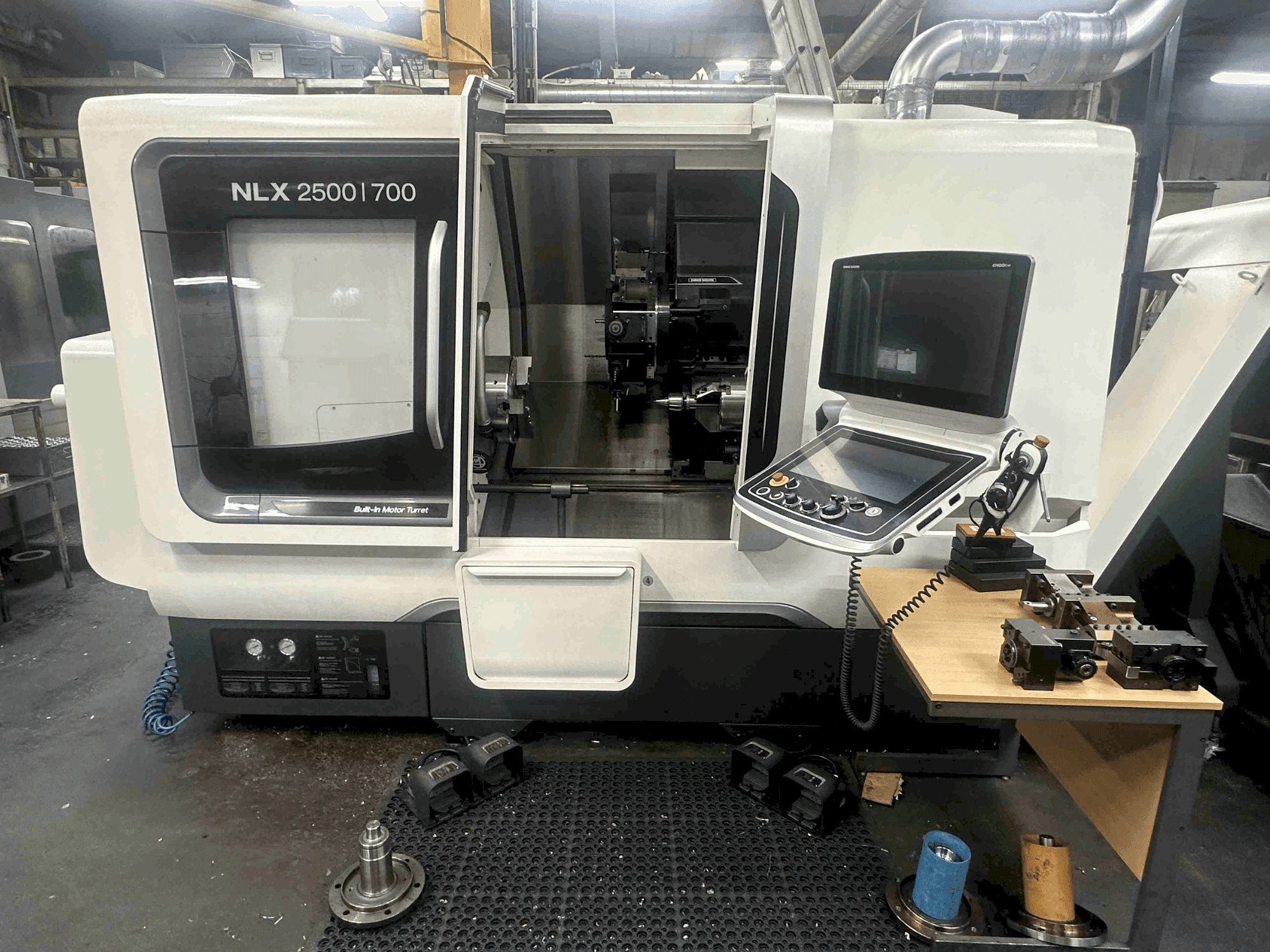 A DMG MORI NLX2500SY/700  gép elölnézete