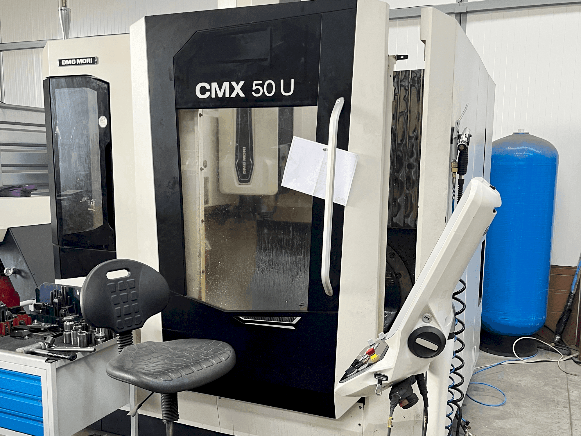 A DMG MORI CMX 50 U  gép elölnézete