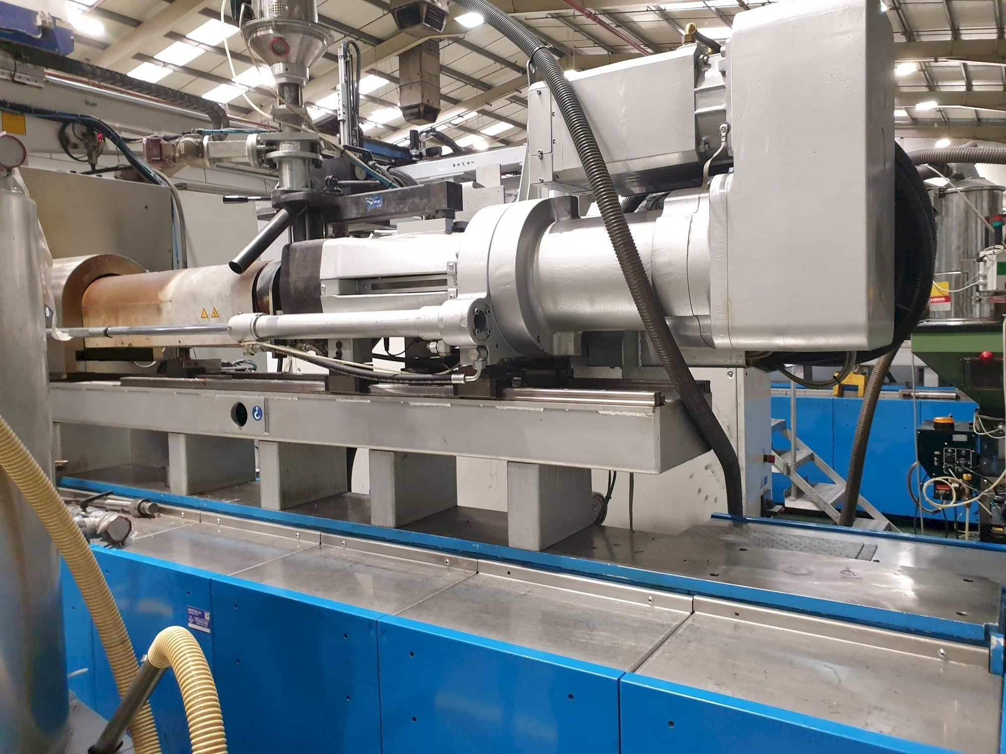 A Netstal EVOS 5500-2000  gép elölnézete