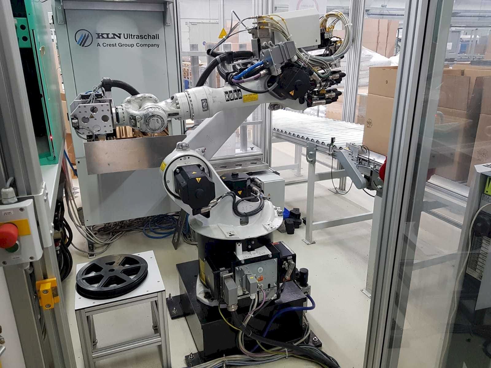 A KUKA KR 16  gép elölnézete