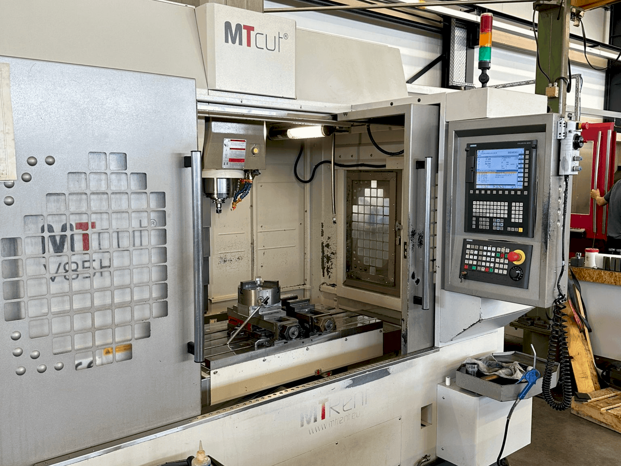 A MTcut V 85 H gép elölnézete