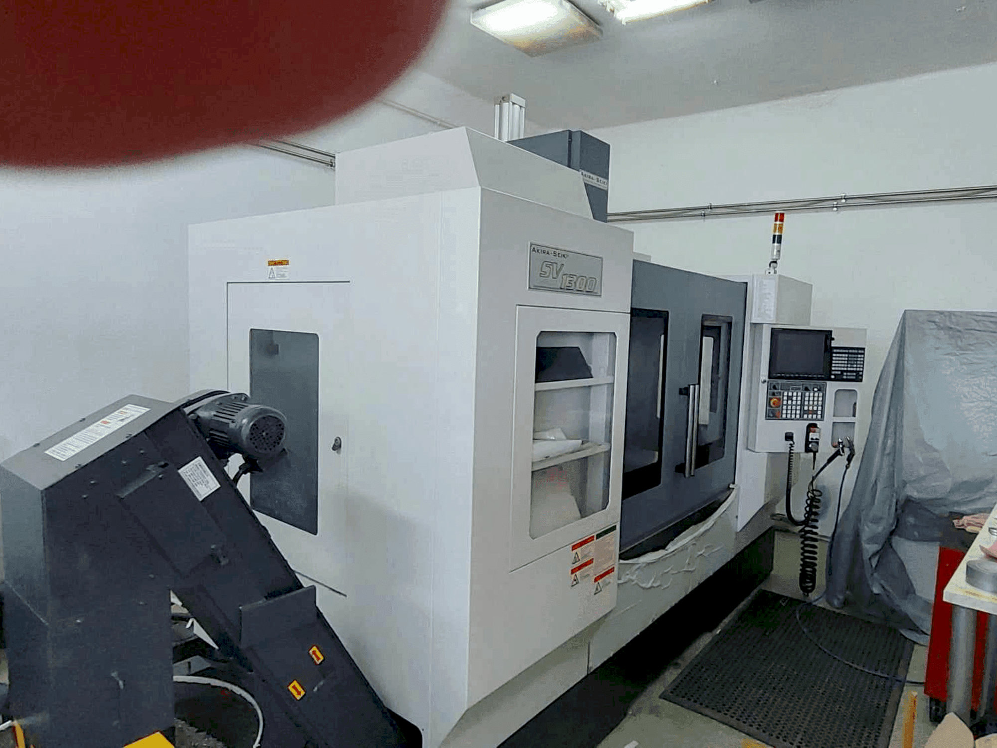 A Akira Seiki SVI300  gép elölnézete