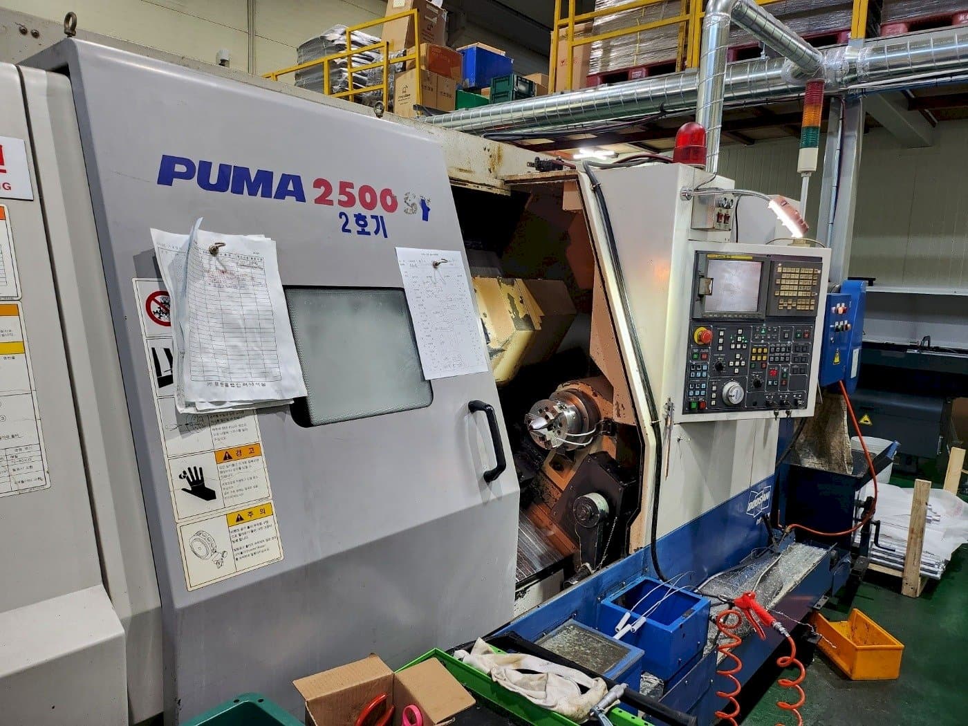 A DOOSAN PUMA 2500SY  gép elölnézete