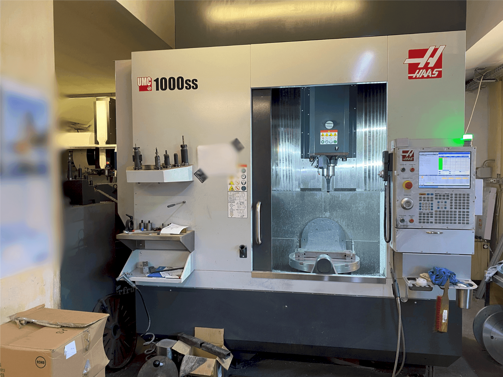 A HAAS UMC-1000SS  gép elölnézete