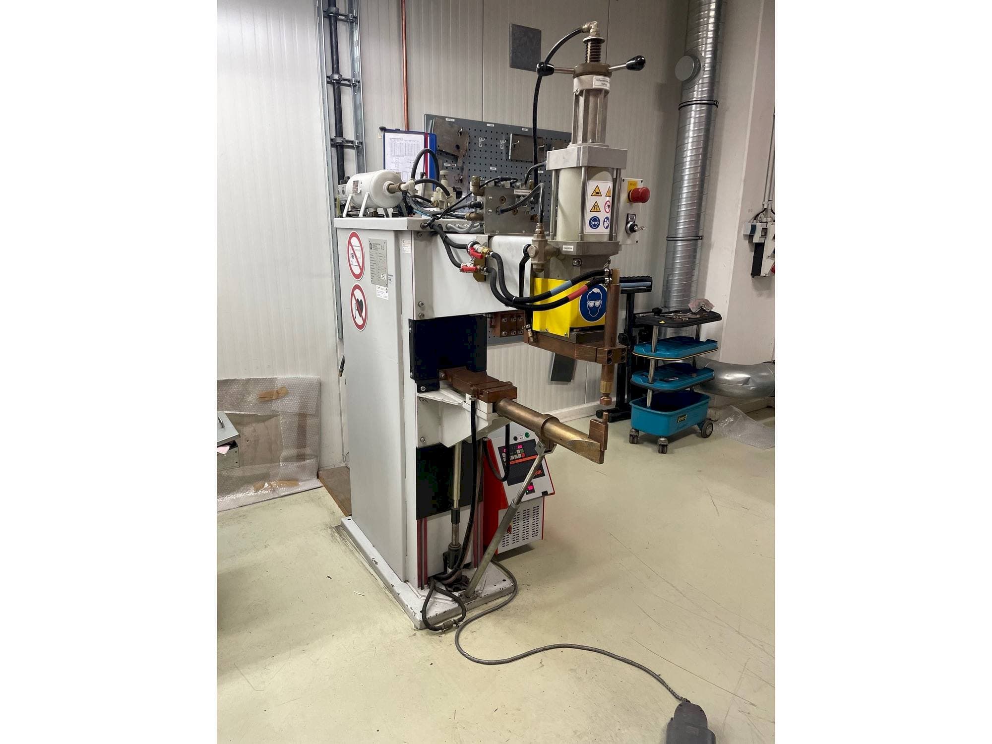 A ESD 8212 S  gép elölnézete