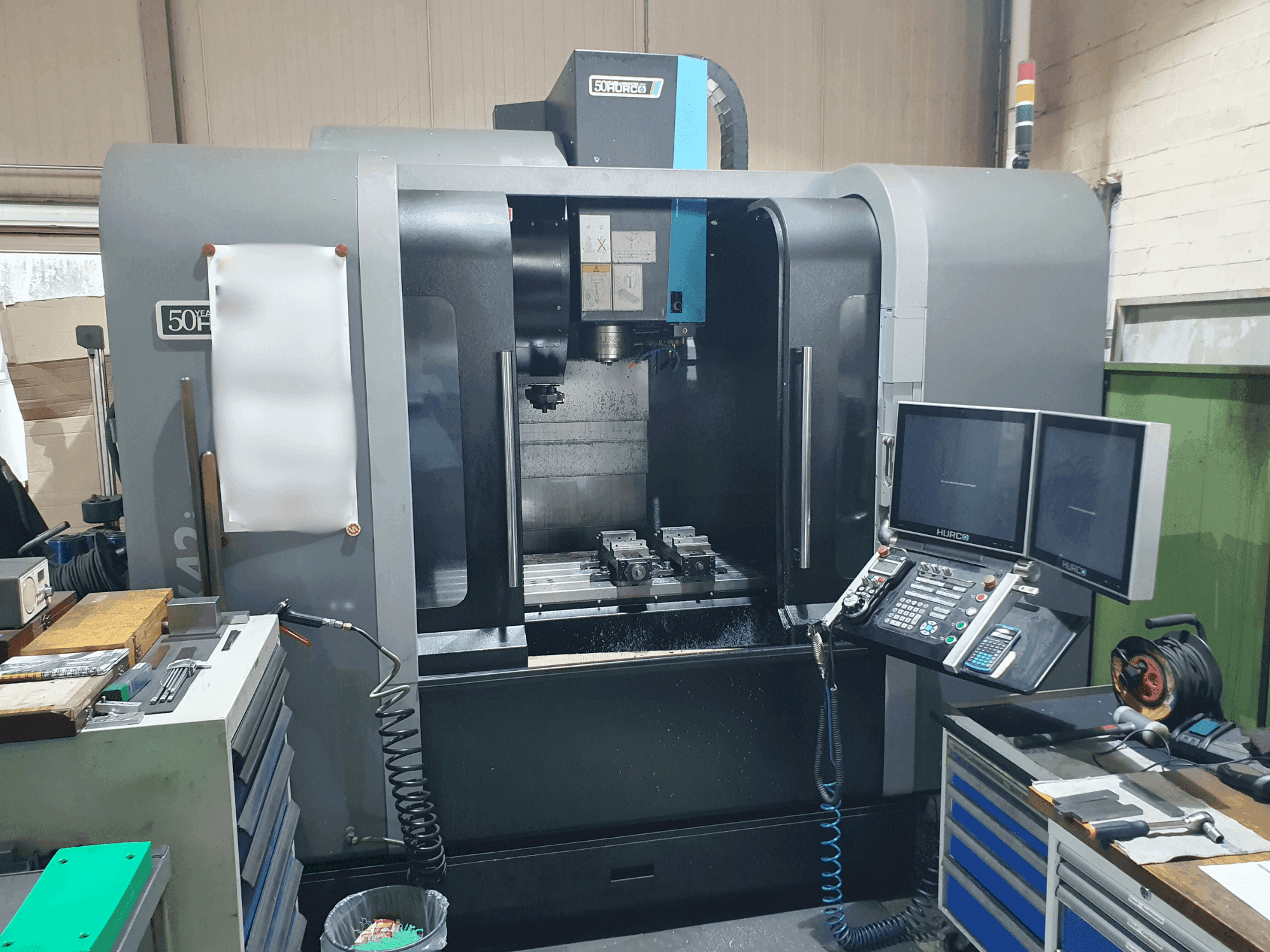 A Hurco VMX42i  gép elölnézete