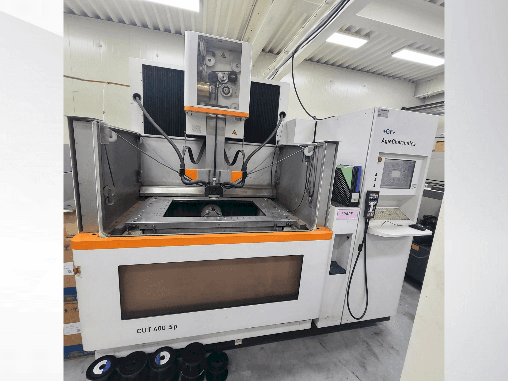 A AGIE CUT 400 Sp  gép elölnézete