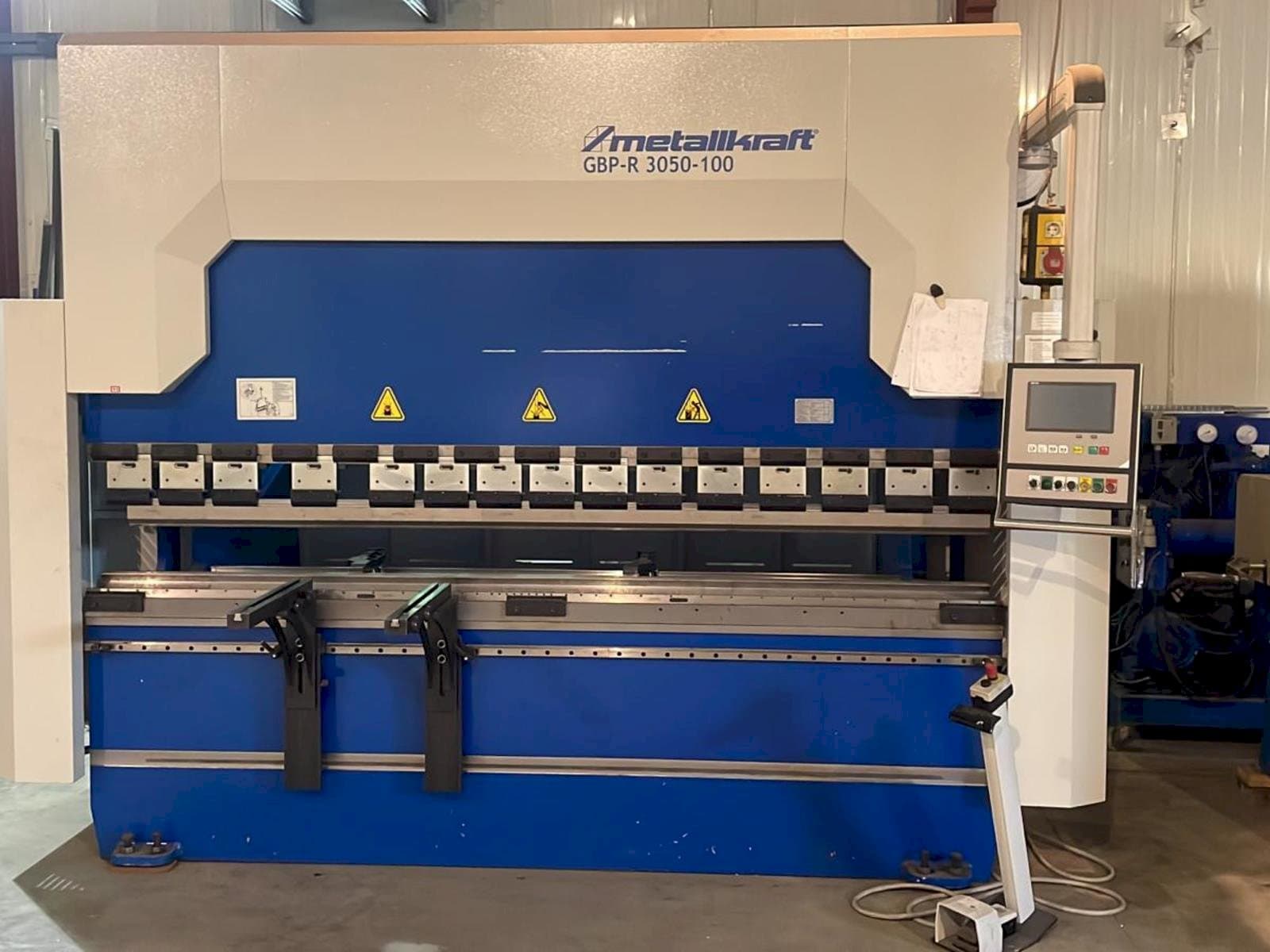 A Metallkraft  GBPR30540-100  gép elölnézete