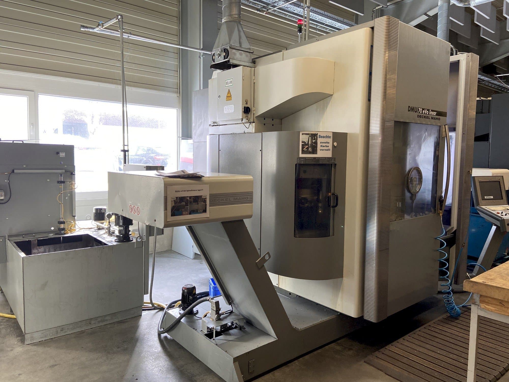 A DECKEL MAHO DMU 70 eVo linear  gép elölnézete
