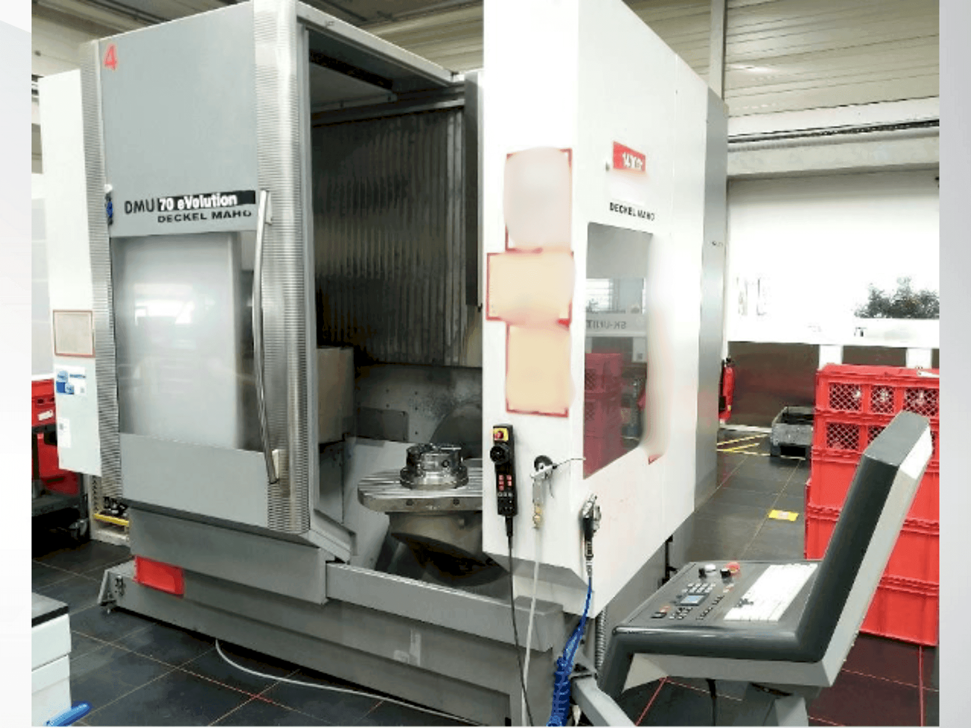 A DECKEL DMU 70 eVolution  gép elölnézete