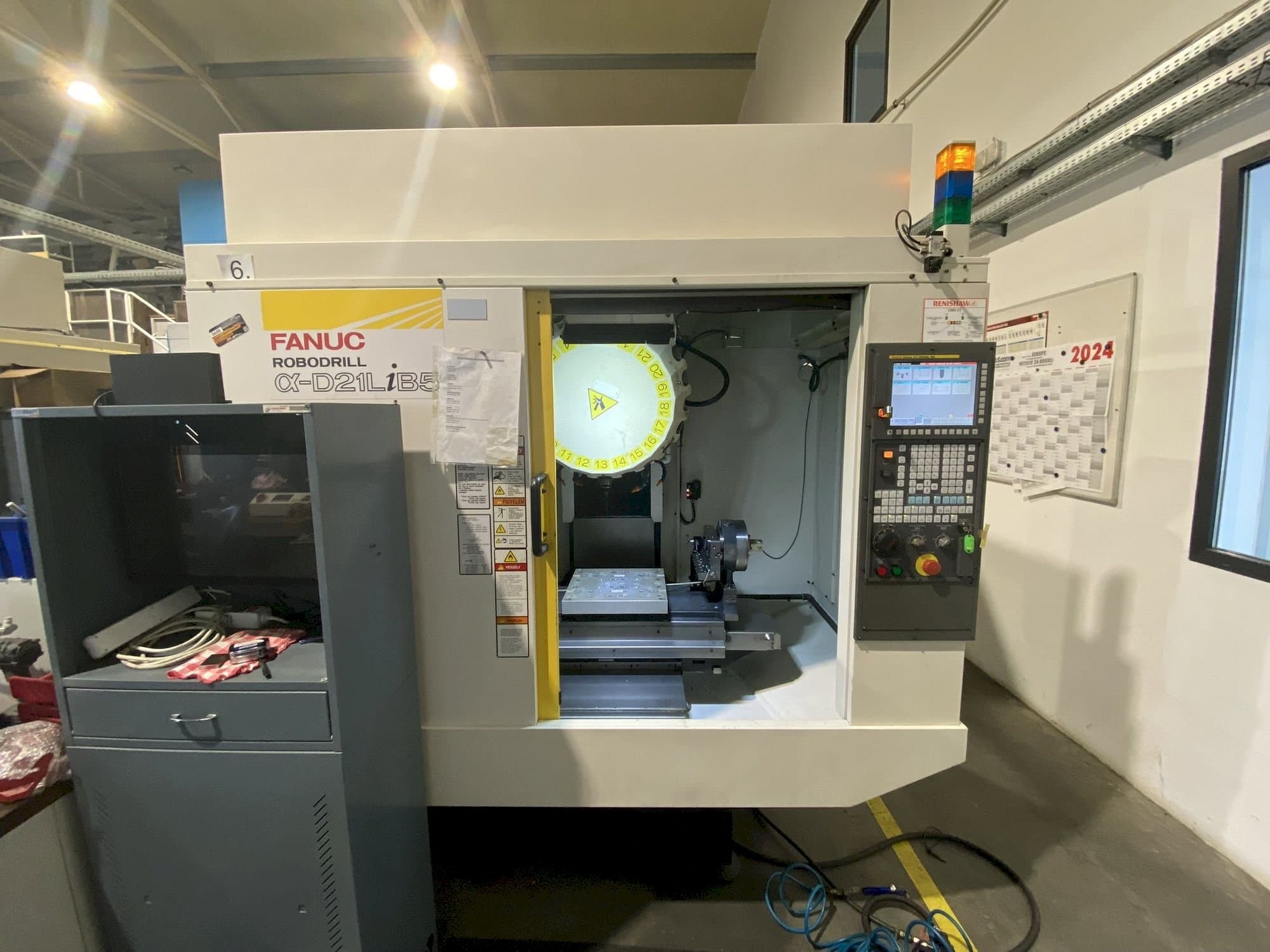 A FANUC Robodrill Alpha D21LiA5  gép elölnézete