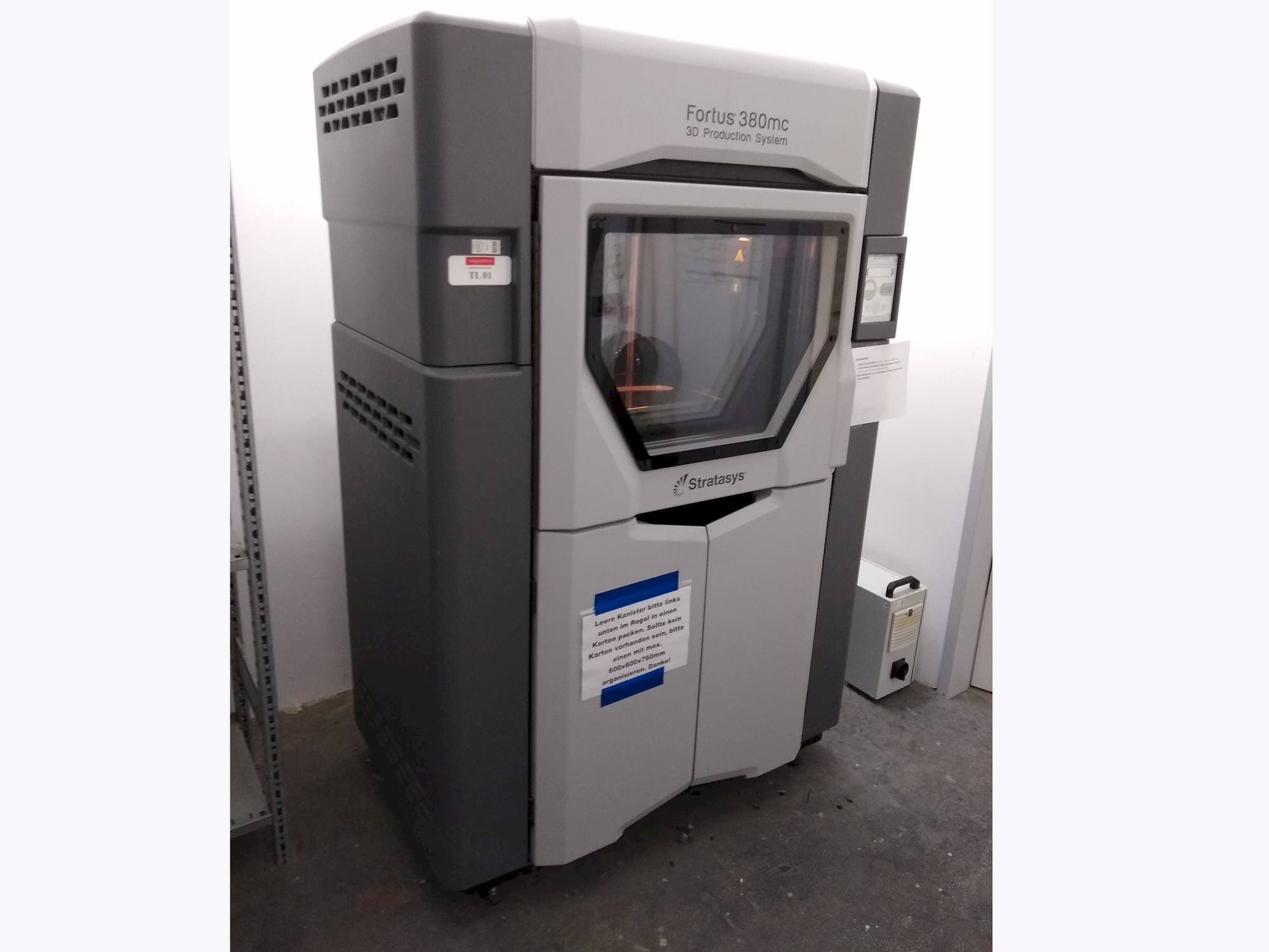 A Stratasys Fortus 380MC  gép elölnézete