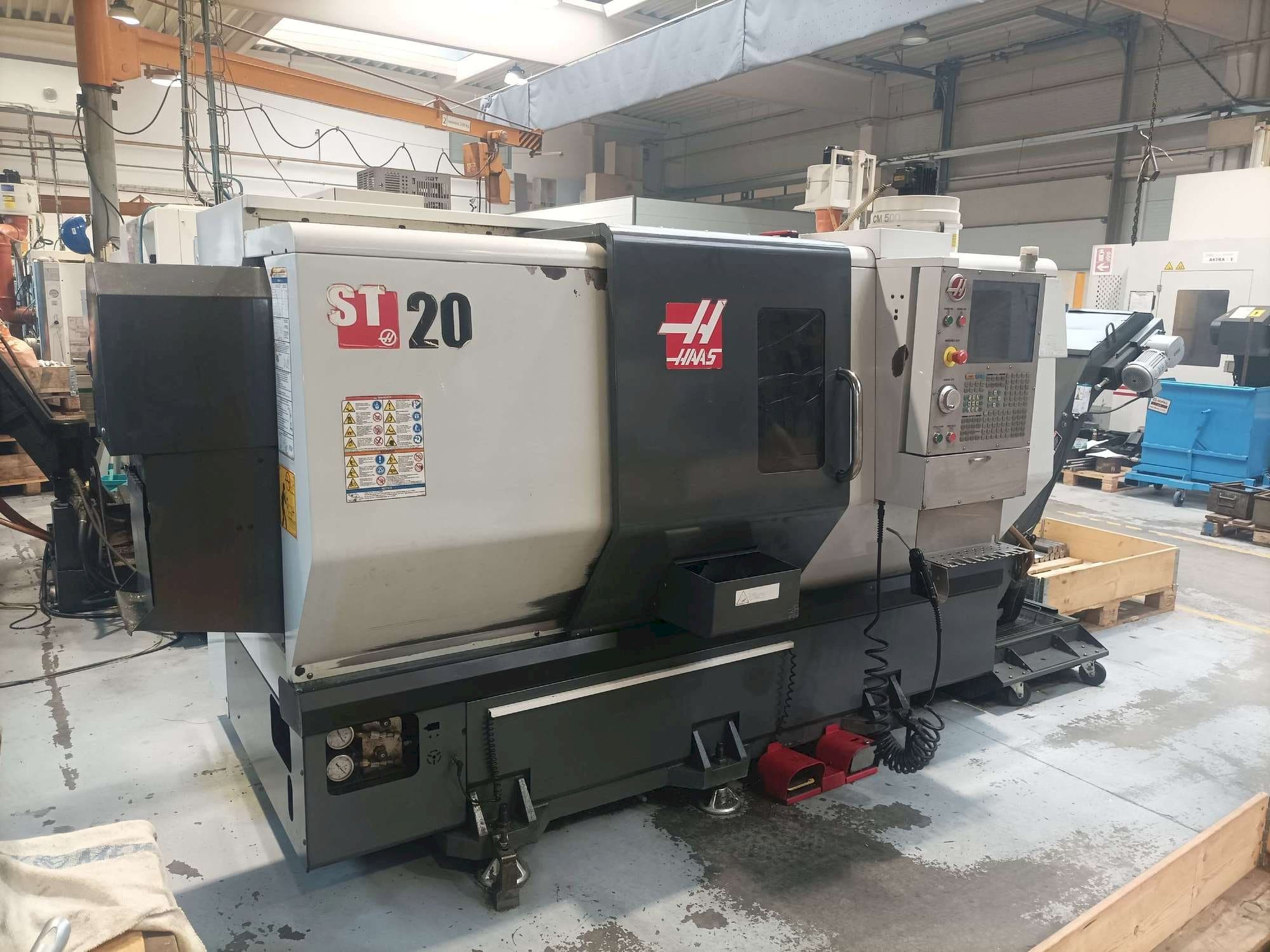 A HAAS ST-20SSY  gép elölnézete